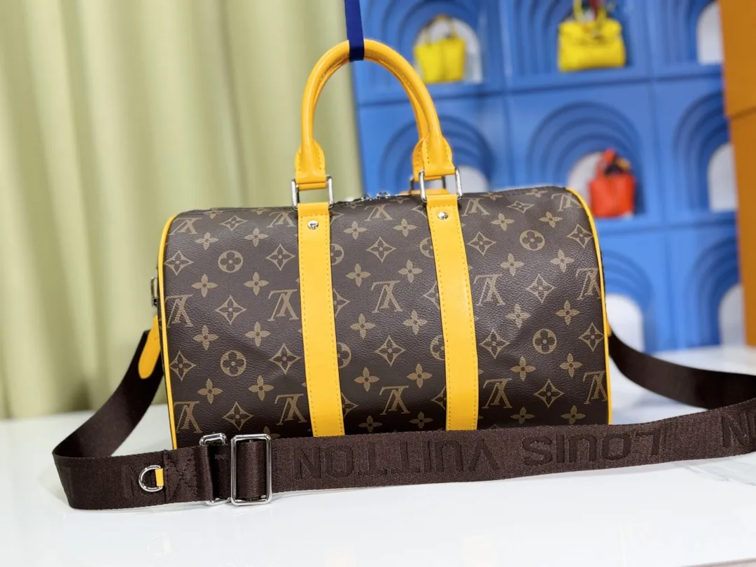 P280💰Upgraded original version M12765 presbyopic green M13201 presbyopic yellow M46655 black flower M22765 embossed This Keepall Bandoulière 35 handbag uses Monogram Eclipse coated canvas to convey restrained demeanor. Leather top handles, side straps and hardware reflect classic heritage, while a removable and adjustable shoulder strap makes it comfortable to carry over the shoulder. 34.0 x 21.0 x 16.0 cm (length x height x width)