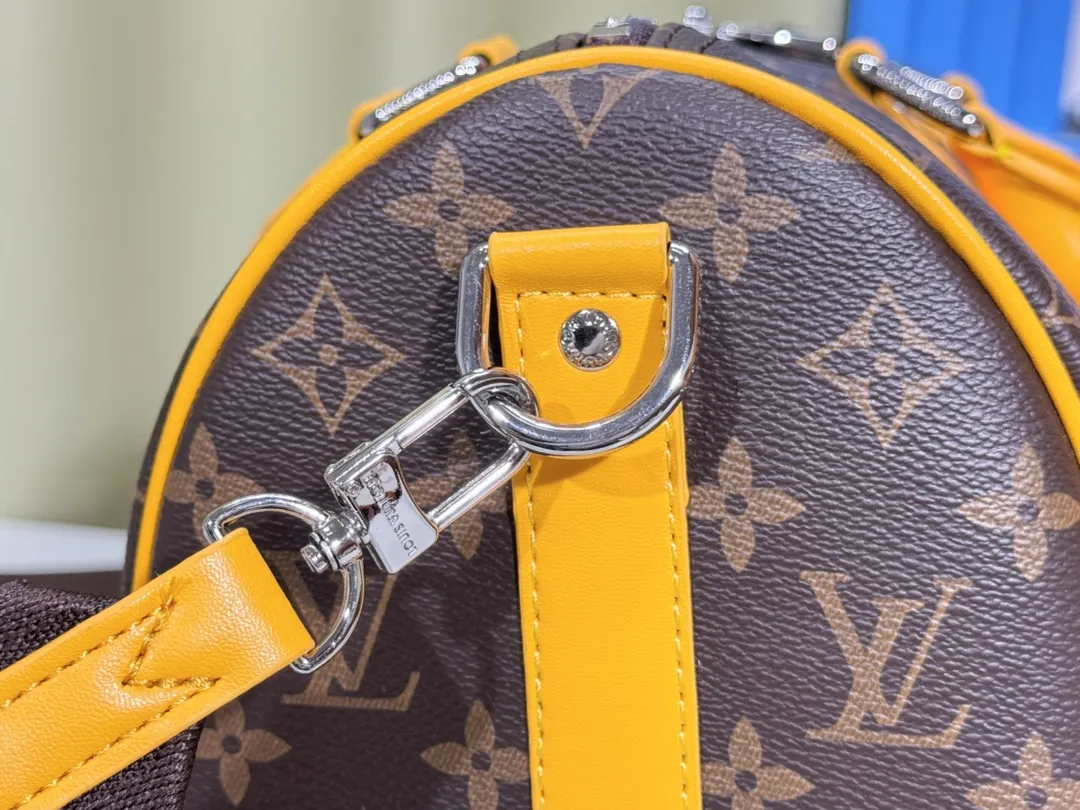 P280💰Upgraded original version M12765 presbyopic green M13201 presbyopic yellow M46655 black flower M22765 embossed This Keepall Bandoulière 35 handbag uses Monogram Eclipse coated canvas to convey restrained demeanor. Leather top handles, side straps and hardware reflect classic heritage, while a removable and adjustable shoulder strap makes it comfortable to carry over the shoulder. 34.0 x 21.0 x 16.0 cm (length x height x width)