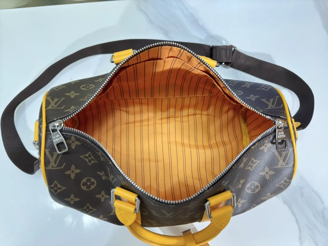 P280💰Upgraded original version M12765 presbyopic green M13201 presbyopic yellow M46655 black flower M22765 embossed This Keepall Bandoulière 35 handbag uses Monogram Eclipse coated canvas to convey restrained demeanor. Leather top handles, side straps and hardware reflect classic heritage, while a removable and adjustable shoulder strap makes it comfortable to carry over the shoulder. 34.0 x 21.0 x 16.0 cm (length x height x width)