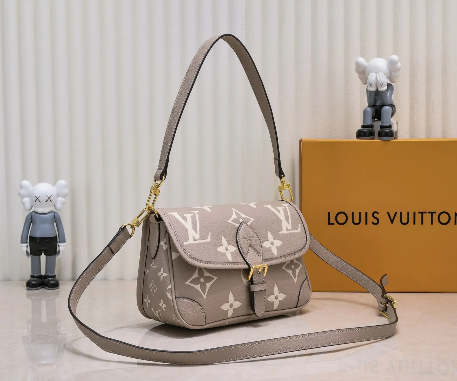 ¥340💰 Exclusive real shot-upgraded version ‼ ️M46386 black M46388 white M45985 full leather baguette series new Diane handbag Diane satchel is made of Monogram Empreinte, made of the brand's iconic embossed leather. This versatile bag comes with a removable leather shoulder strap that can be worn over the shoulder or by hand, as well as a roomy removable jacquard crossbody bag with 'Louis Vuitton' printed strap. This versatile bag can be styled in chic or sporty fashion to match the overall style or mood. Dimensions: 25.0×9.0×15.0 cm.