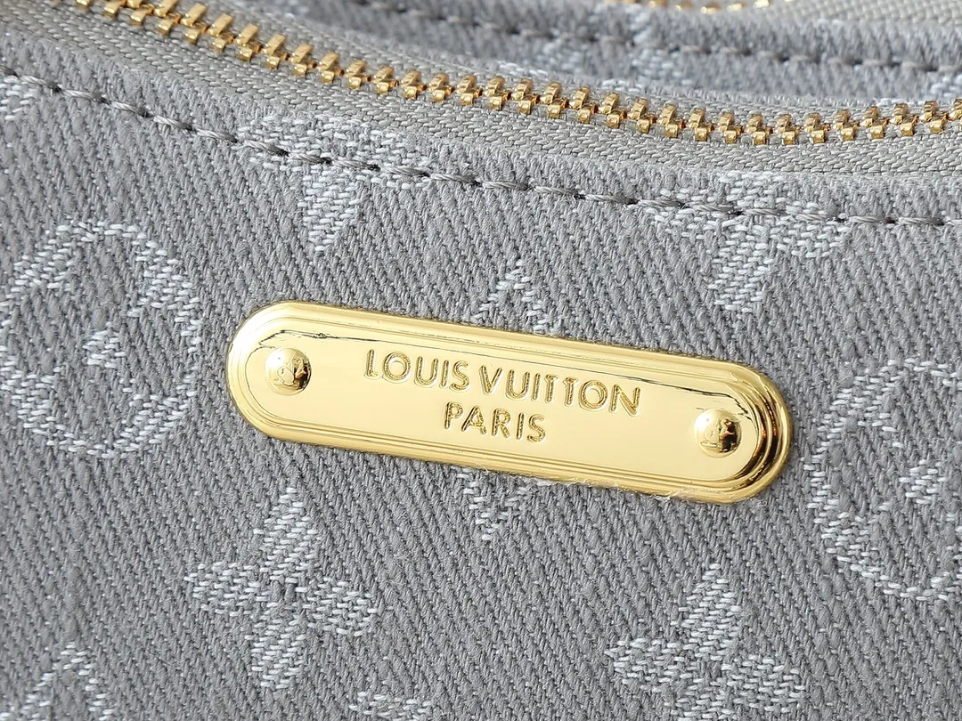 💰200💰Upgraded from original M14159 M83008 This Liv Pochette handbag is made of elegant Monogram Denim fabric to create a retro style, showing new season ingenuity, and can be carried comfortably under the arm. The dazzling chain and adjustable shoulder strap are detachable, allowing for a variety of styling possibilities, and the logo nameplate proves the brand's exquisite craftsmanship. Dimensions: 24.5 x 13.5 x 6.5 cm (length x height x width)