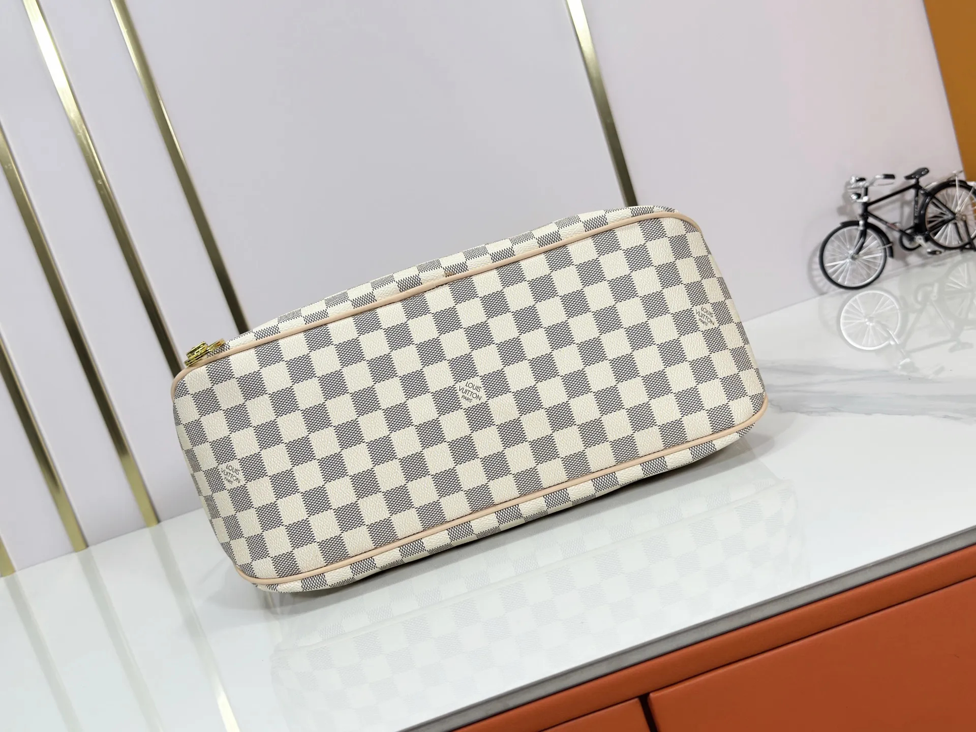 P240 upgraded original M50156 Delightful second-hand version shopping bag! When you spend your workday in the city and your weekend at the beach, you don’t need to change your bag, because this fashionable, summery damier azur canvas calvi bag can be used for both work and beach vacations. This roomy tote features a large opening for easy access, convenient compartments and pockets to keep everything organized, and a vibrant garnet fabric lining adds a splash of color for a sunny summer mood. size: 41.0×33.0×15.0 cm.