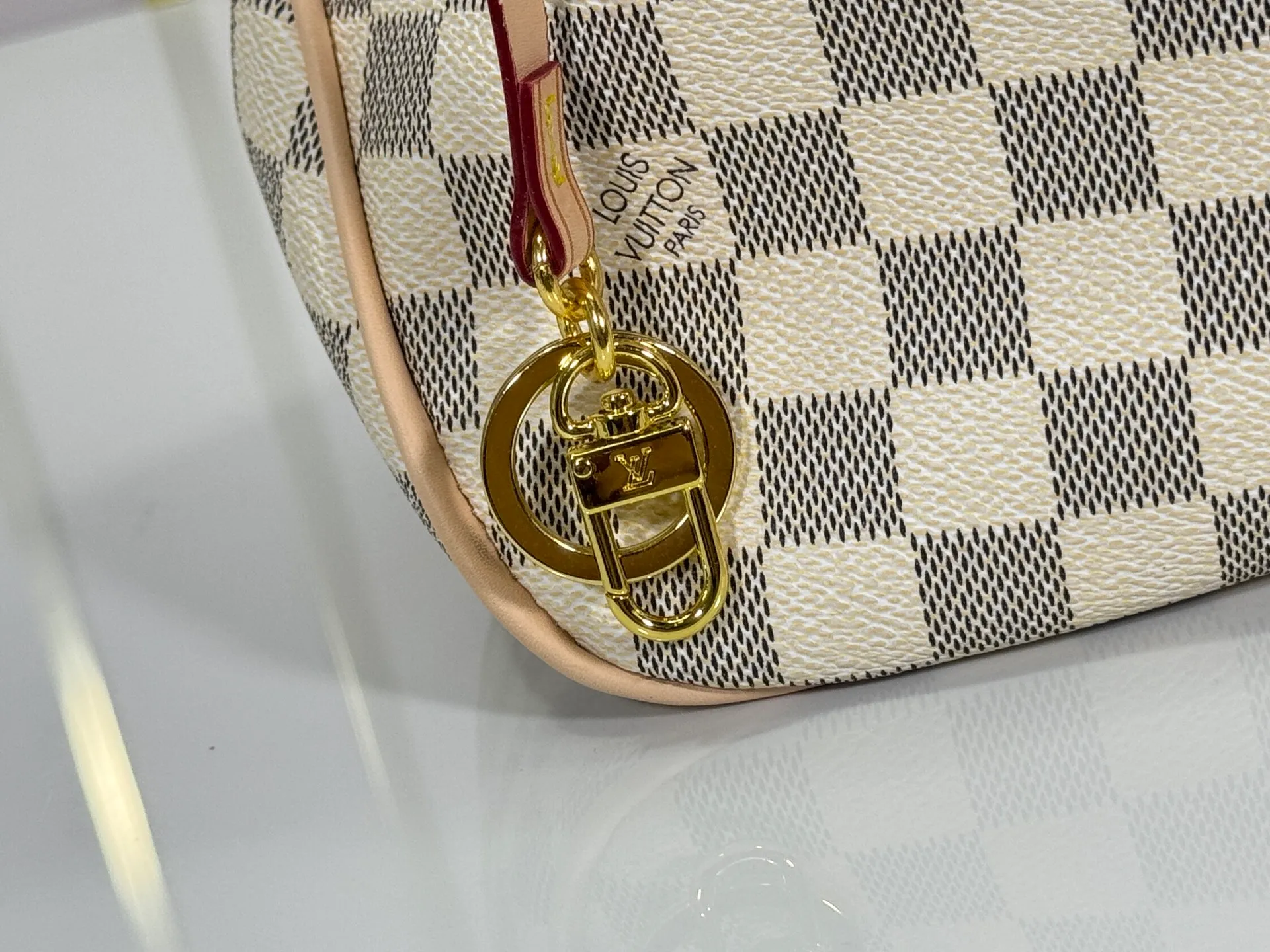 P240 upgraded original M50156 Delightful second-hand version shopping bag! When you spend your workday in the city and your weekend at the beach, you don’t need to change your bag, because this fashionable, summery damier azur canvas calvi bag can be used for both work and beach vacations. This roomy tote features a large opening for easy access, convenient compartments and pockets to keep everything organized, and a vibrant garnet fabric lining adds a splash of color for a sunny summer mood. size: 41.0×33.0×15.0 cm.
