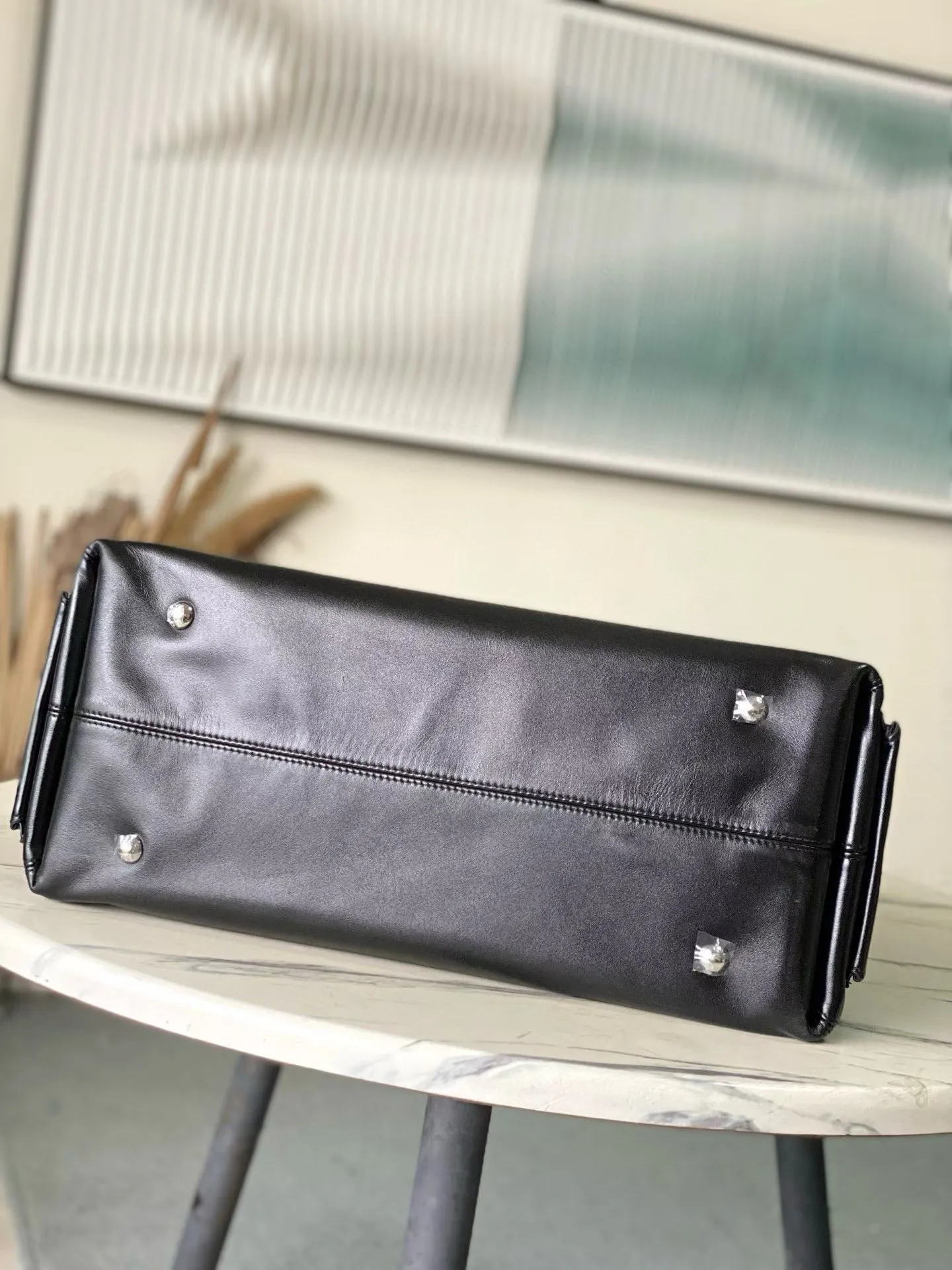 💰1720 (top-grain leather) top original order M15175 This Carry All TravelBag handbag is made of soft cow leather, with Monogram canvas elements for the brand name and lining, making it a good travel choice with its elegant design. Multiple pockets such as side compartments are considered functionally, and the detachable and adjustable shoulder straps provide a comfortable shoulder-carrying experience. Dimensions: 45 × 29 × 20cm