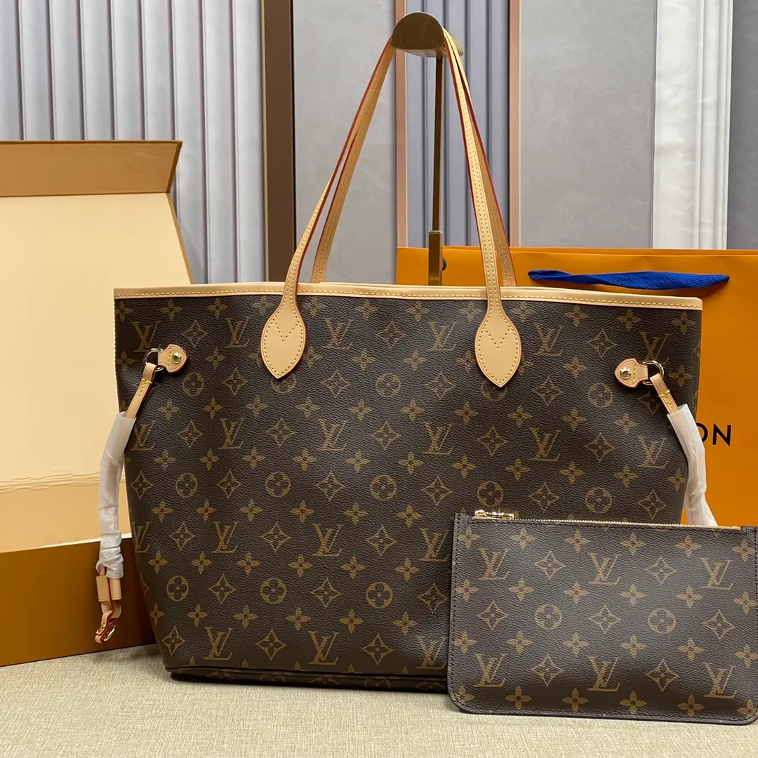 [Upgraded version] P500💰M41177💝Upgraded version🔔 Comes with a full set of packaging🐶 (presbyopia/coffee) NEVERFULL medium handbag Louis Vuitton’s new interpretation of the Neverfull classic handbag, explore the exquisite details inside the bag. Redesigned interior pockets feature fresh fabric linings and vintage details inspired by the Louis Vuitton archives, most notably the detachable zippered clutch, which can be used on its own as a sophisticated clutch or as an additional pocket. Bright lining tones add a more lively feel to Monogram's classic canvas. Dimensions: 31.0 x 28.5 x 17.0 cm