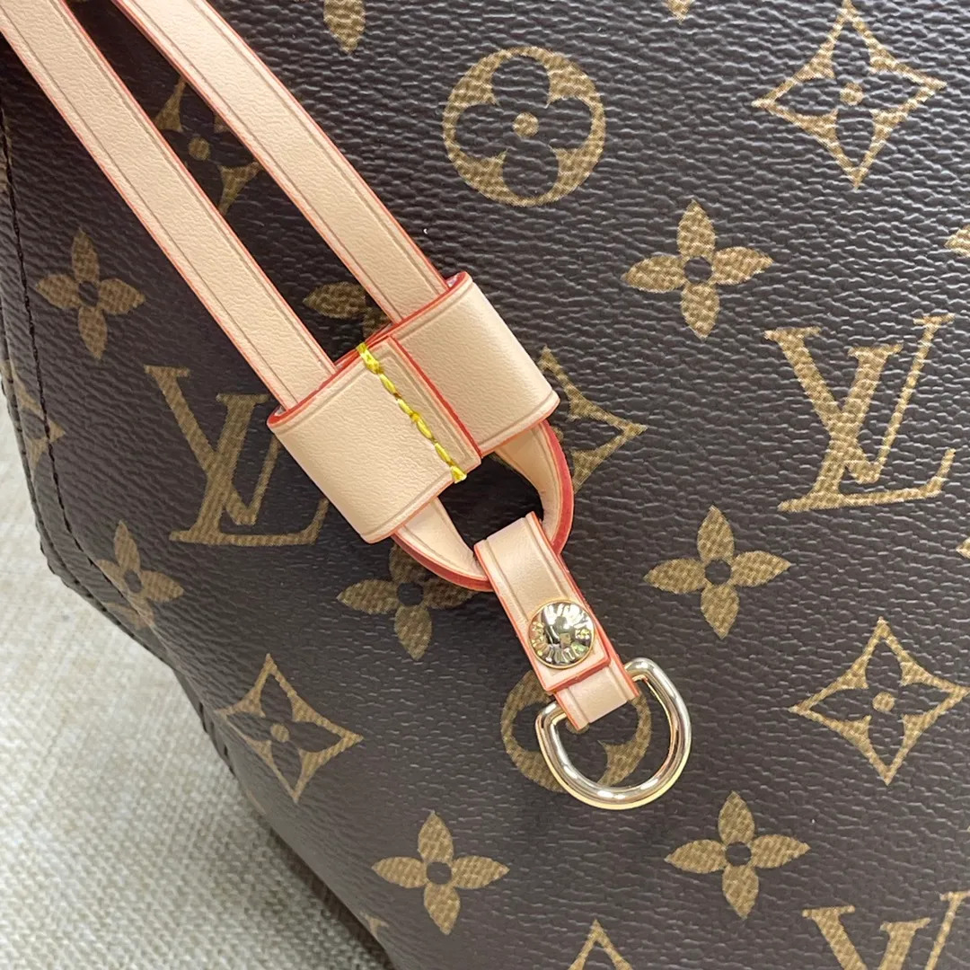 [Upgraded version] P500💰M41177💝Upgraded version🔔 Comes with a full set of packaging🐶 (presbyopia/coffee) NEVERFULL medium handbag Louis Vuitton’s new interpretation of the Neverfull classic handbag, explore the exquisite details inside the bag. Redesigned interior pockets feature fresh fabric linings and vintage details inspired by the Louis Vuitton archives, most notably the detachable zippered clutch, which can be used on its own as a sophisticated clutch or as an additional pocket. Bright lining tones add a more lively feel to Monogram's classic canvas. Dimensions: 31.0 x 28.5 x 17.0 cm