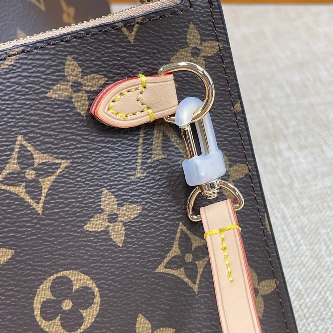 [Upgraded version] P500💰M41177💝Upgraded version🔔 Comes with a full set of packaging🐶 (presbyopia/coffee) NEVERFULL medium handbag Louis Vuitton’s new interpretation of the Neverfull classic handbag, explore the exquisite details inside the bag. Redesigned interior pockets feature fresh fabric linings and vintage details inspired by the Louis Vuitton archives, most notably the detachable zippered clutch, which can be used on its own as a sophisticated clutch or as an additional pocket. Bright lining tones add a more lively feel to Monogram's classic canvas. Dimensions: 31.0 x 28.5 x 17.0 cm