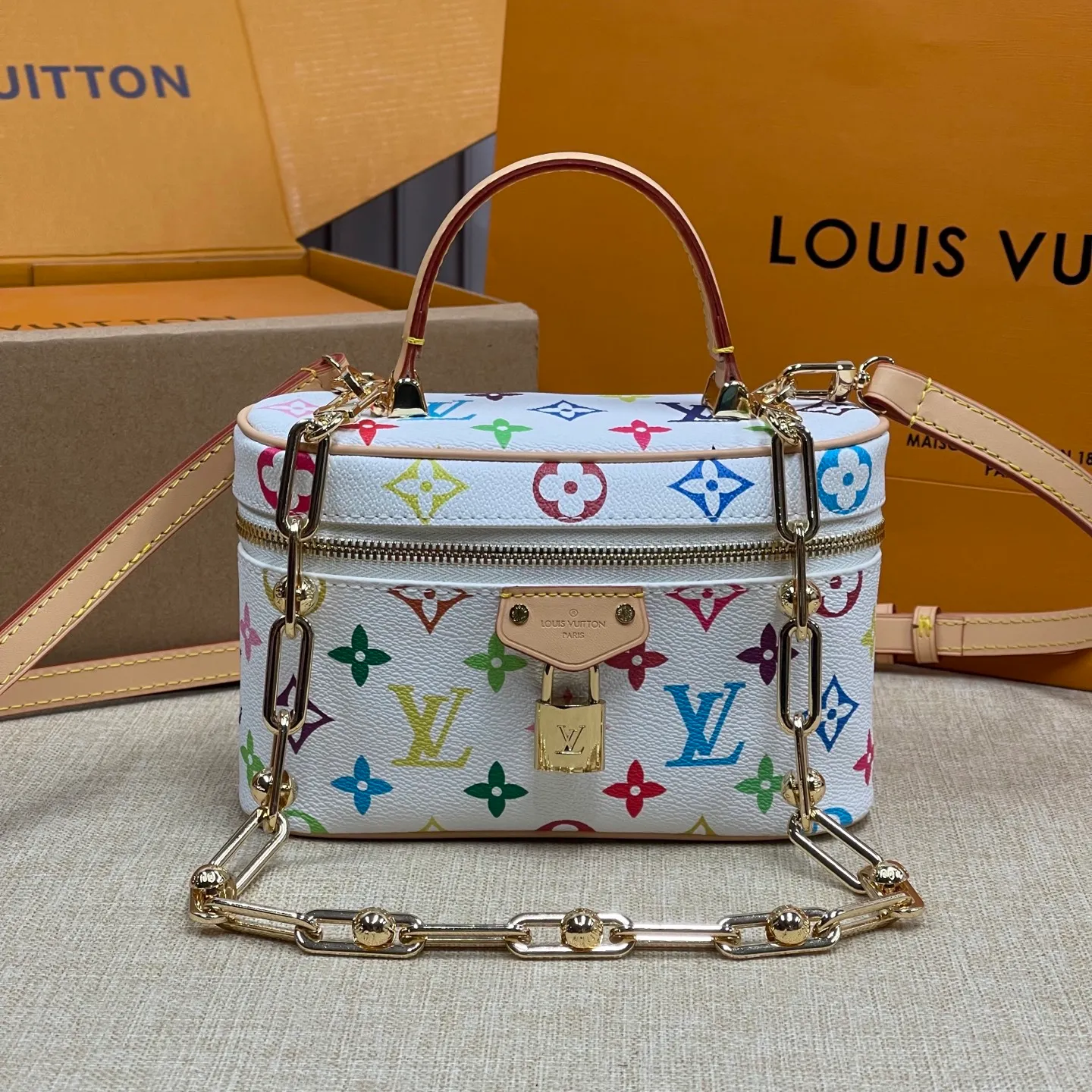 [Upgraded version] P520💰Tricolor series ~ Cosmetic case·Upgraded version M13662❣️With full set of packaging❣️Counter version chain⛓️Hardware·VANITY CHAIN ​​POUCH handbag The Vanity Chain Pouch handbag draws inspiration from the classic cosmetic case and interprets the spirit of travel with Monogram canvas. The top handle and detachable braided chain are infused with leather elements, complementing the clean lines of the bag. The LV inscribed padlock and leather key holder continue the iconic details. Dimensions: 19 x 11.5 x 6.5 cm