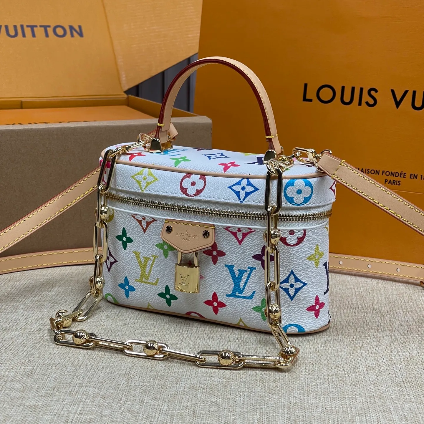 [Upgraded version] P520💰Tricolor series ~ Cosmetic case·Upgraded version M13662❣️With full set of packaging❣️Counter version chain⛓️Hardware·VANITY CHAIN ​​POUCH handbag The Vanity Chain Pouch handbag draws inspiration from the classic cosmetic case and interprets the spirit of travel with Monogram canvas. The top handle and detachable braided chain are infused with leather elements, complementing the clean lines of the bag. The LV inscribed padlock and leather key holder continue the iconic details. Dimensions: 19 x 11.5 x 6.5 cm