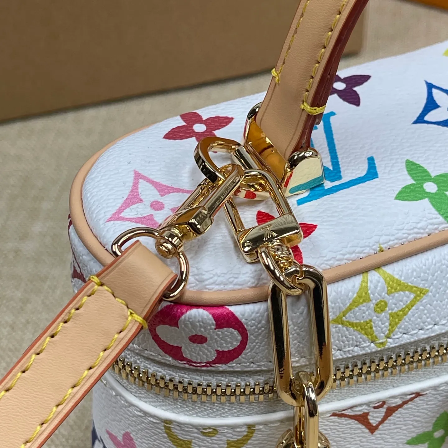 [Upgraded version] P520💰Tricolor series ~ Cosmetic case·Upgraded version M13662❣️With full set of packaging❣️Counter version chain⛓️Hardware·VANITY CHAIN ​​POUCH handbag The Vanity Chain Pouch handbag draws inspiration from the classic cosmetic case and interprets the spirit of travel with Monogram canvas. The top handle and detachable braided chain are infused with leather elements, complementing the clean lines of the bag. The LV inscribed padlock and leather key holder continue the iconic details. Dimensions: 19 x 11.5 x 6.5 cm