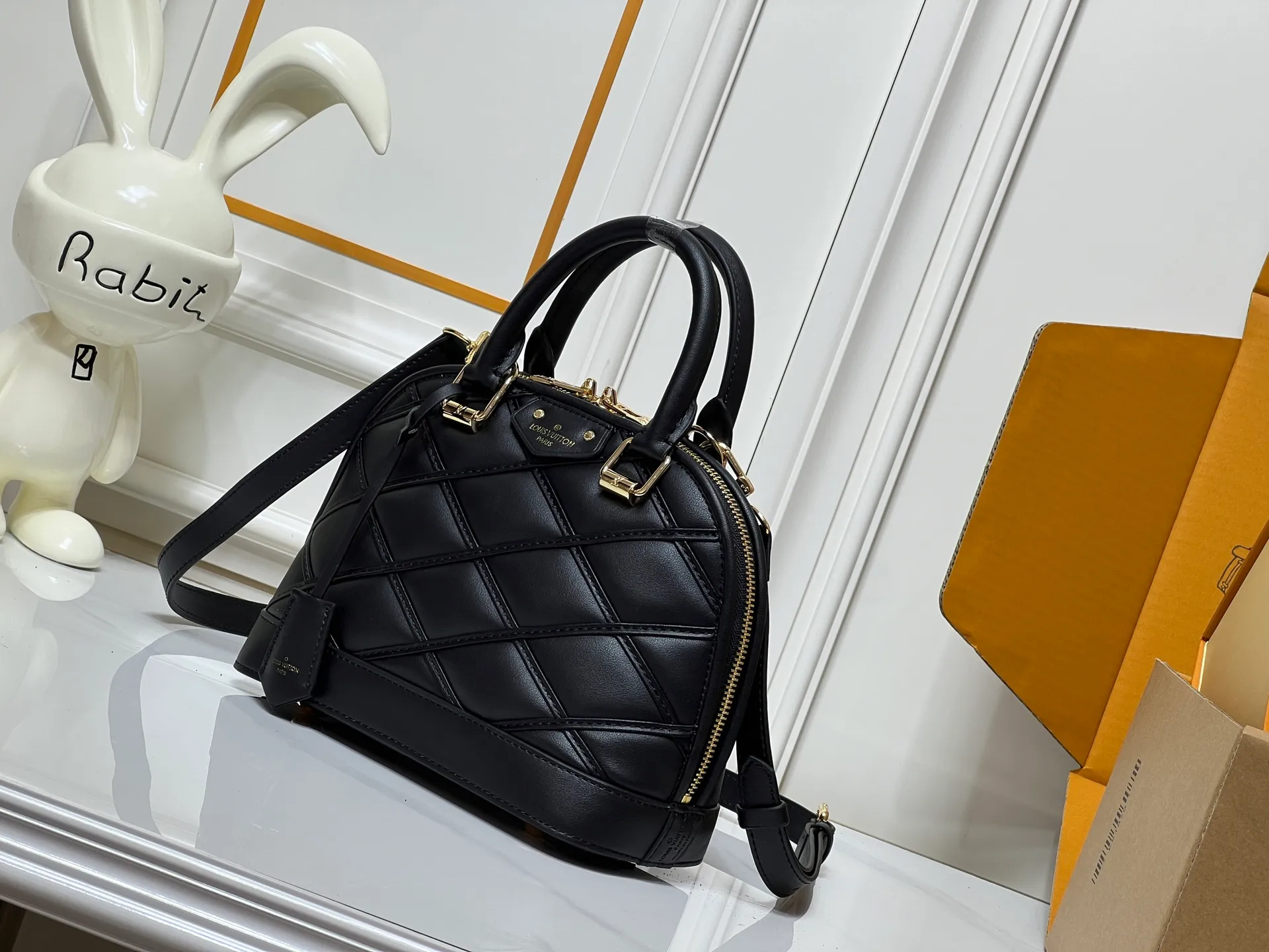 Batch 380💰M83048 M53152 This Nano Alma handbag is a pocket-sized version of Louis Vuitton's classic Alma handbag. It is paved with Malletage quilting pattern in comfortable soft sheep leather, recalling the diamond inner panel of the brand's traditional hard case. The elegant handle, dazzling chain and detachable and adjustable leather shoulder strap enable a variety of carrying styles. Dimensions: 23.5x17.5x11.5cm