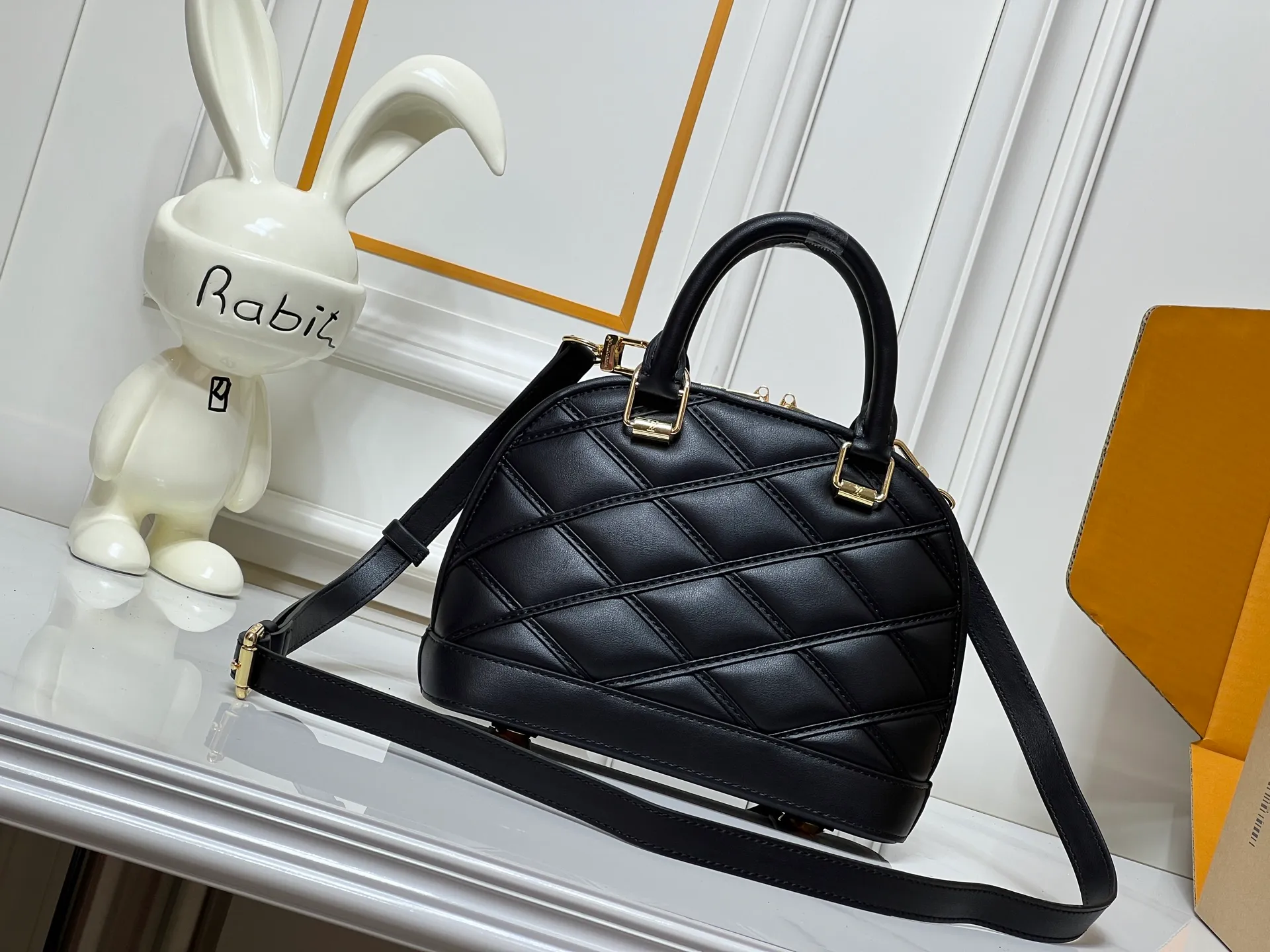 Batch 380💰M83048 M53152 This Nano Alma handbag is a pocket-sized version of Louis Vuitton's classic Alma handbag. It is paved with Malletage quilting pattern in comfortable soft sheep leather, recalling the diamond inner panel of the brand's traditional hard case. The elegant handle, dazzling chain and detachable and adjustable leather shoulder strap enable a variety of carrying styles. Dimensions: 23.5x17.5x11.5cm