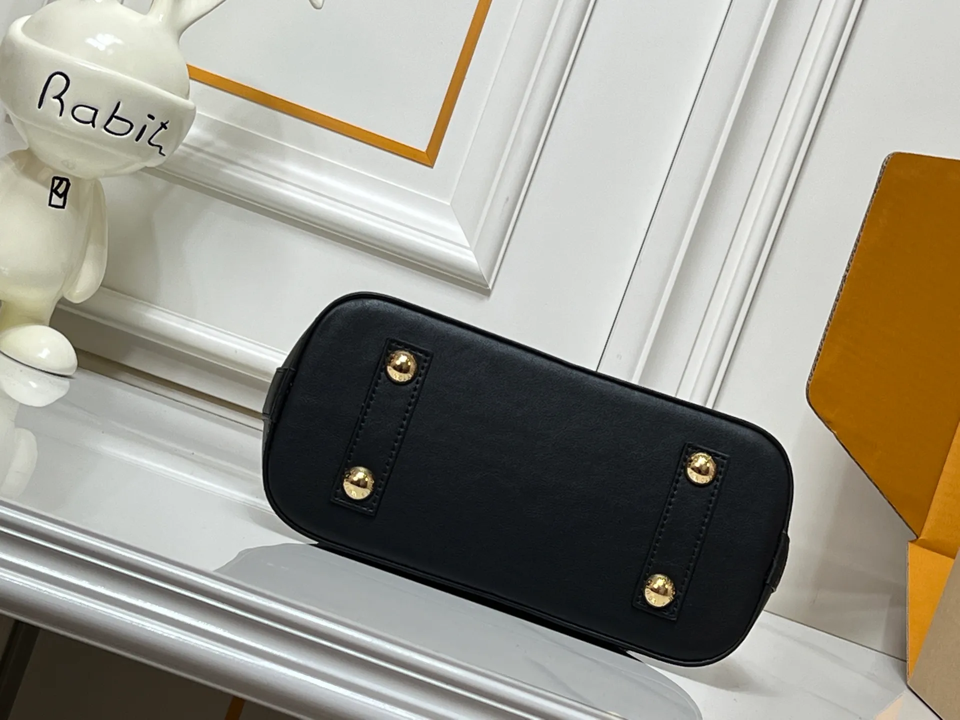 Batch 380💰M83048 M53152 This Nano Alma handbag is a pocket-sized version of Louis Vuitton's classic Alma handbag. It is paved with Malletage quilting pattern in comfortable soft sheep leather, recalling the diamond inner panel of the brand's traditional hard case. The elegant handle, dazzling chain and detachable and adjustable leather shoulder strap enable a variety of carrying styles. Dimensions: 23.5x17.5x11.5cm