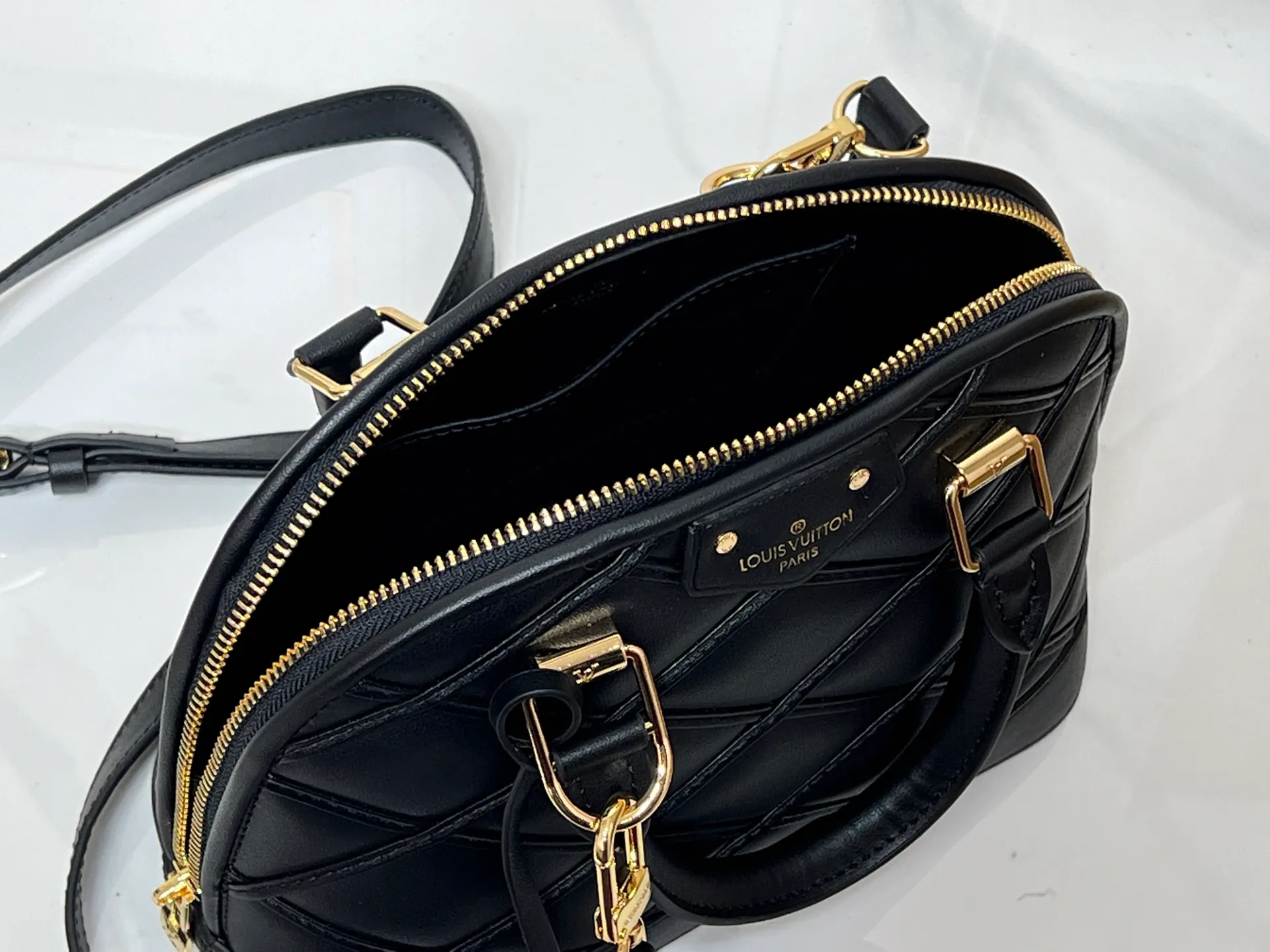 Batch 380💰M83048 M53152 This Nano Alma handbag is a pocket-sized version of Louis Vuitton's classic Alma handbag. It is paved with Malletage quilting pattern in comfortable soft sheep leather, recalling the diamond inner panel of the brand's traditional hard case. The elegant handle, dazzling chain and detachable and adjustable leather shoulder strap enable a variety of carrying styles. Dimensions: 23.5x17.5x11.5cm