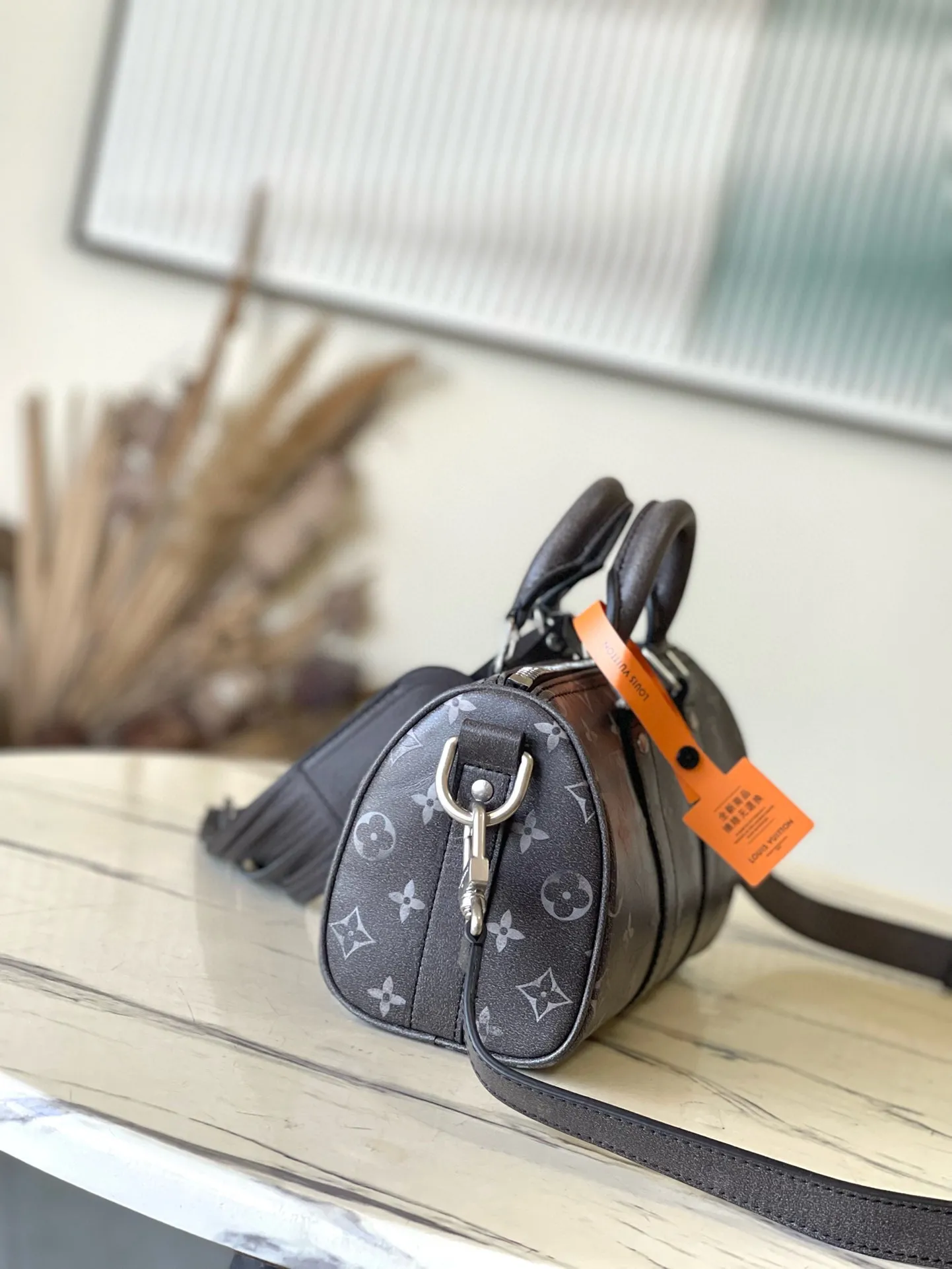 💰1020 Top Original M11595 This Keepal Bandouliere 25 handbag is made of Brushed Monogram cow leather, with a faded Monogram pattern to pay tribute to the old leather saddles used by Western cowboys. The leather name tag is equipped with long tassels, highlighting the From Paris to Virginia theme of the Pharrel Williams 2024 autumn and winter series. Dimensions: 25 × 15 × 11 cm