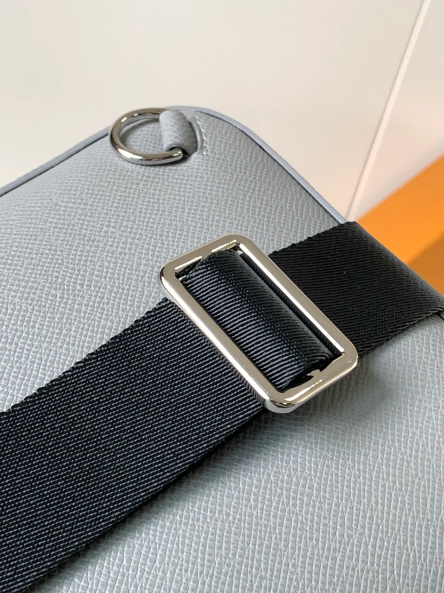 💰1020 (top layer leather) top-quality original transcoding chip. Style number: M30863 gray cross pattern] M30859 gray. This Avenue shoulder bag is made of Damier Graphite canvas, and the front outer pocket is decorated with a Louis Vuitton Paris logo leather patch. The adjustable nylon shoulder straps can be fixed on the left and right sides with D-rings, while the canvas straps and lining are sustainable. Damier Graphite coated canvas - Calfskin trim - Textile lining - Square hardware on the front - Main compartment - Zip front pocket - Small top zip pocket - Shoulder strap, non-detachable, adjustable! ! ;Size:20x31x7CM