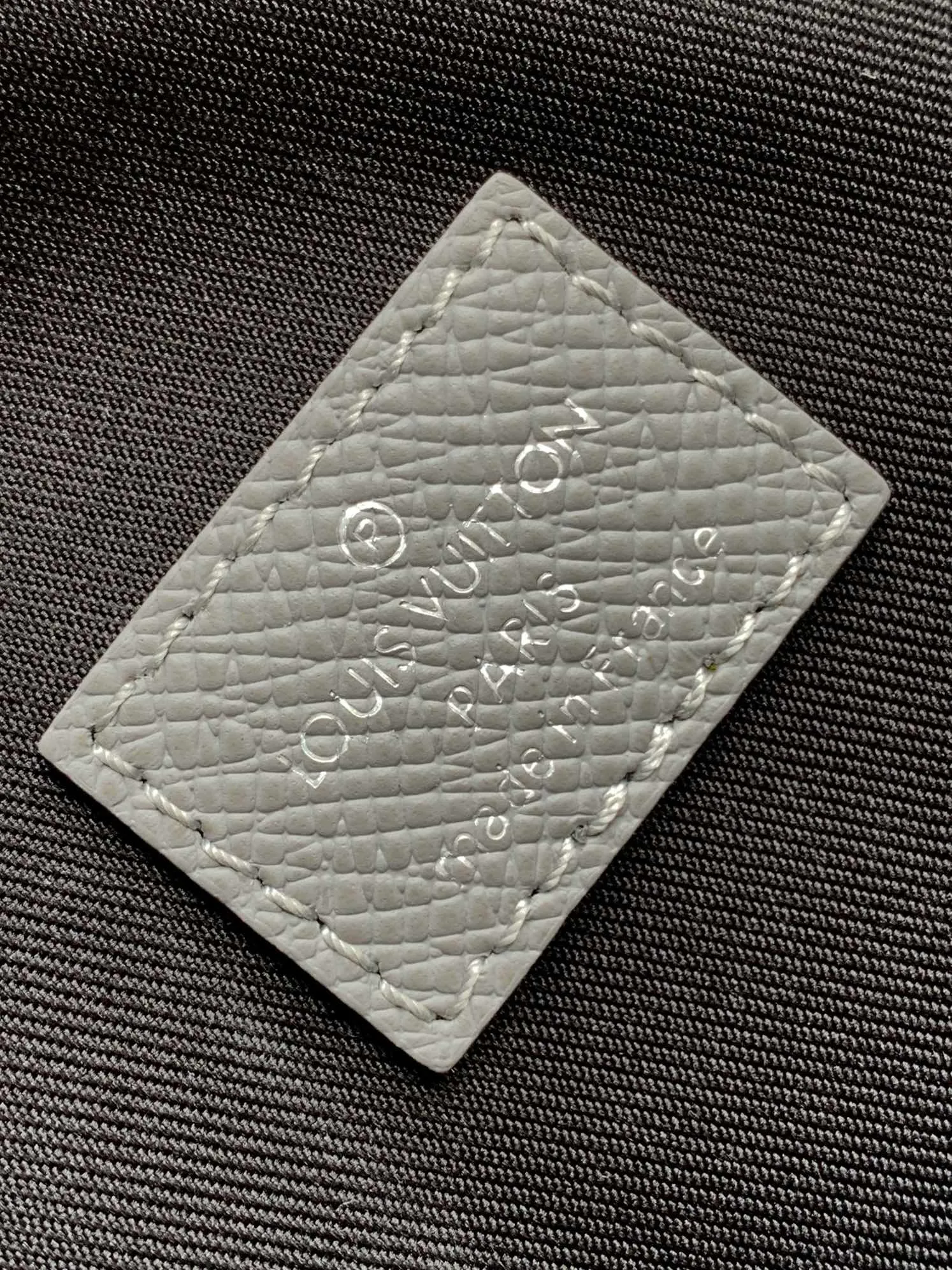 💰1020 (top layer leather) top-quality original transcoding chip. Style number: M30863 gray cross pattern] M30859 gray. This Avenue shoulder bag is made of Damier Graphite canvas, and the front outer pocket is decorated with a Louis Vuitton Paris logo leather patch. The adjustable nylon shoulder straps can be fixed on the left and right sides with D-rings, while the canvas straps and lining are sustainable. Damier Graphite coated canvas - Calfskin trim - Textile lining - Square hardware on the front - Main compartment - Zip front pocket - Small top zip pocket - Shoulder strap, non-detachable, adjustable! ! ;Size:20x31x7CM