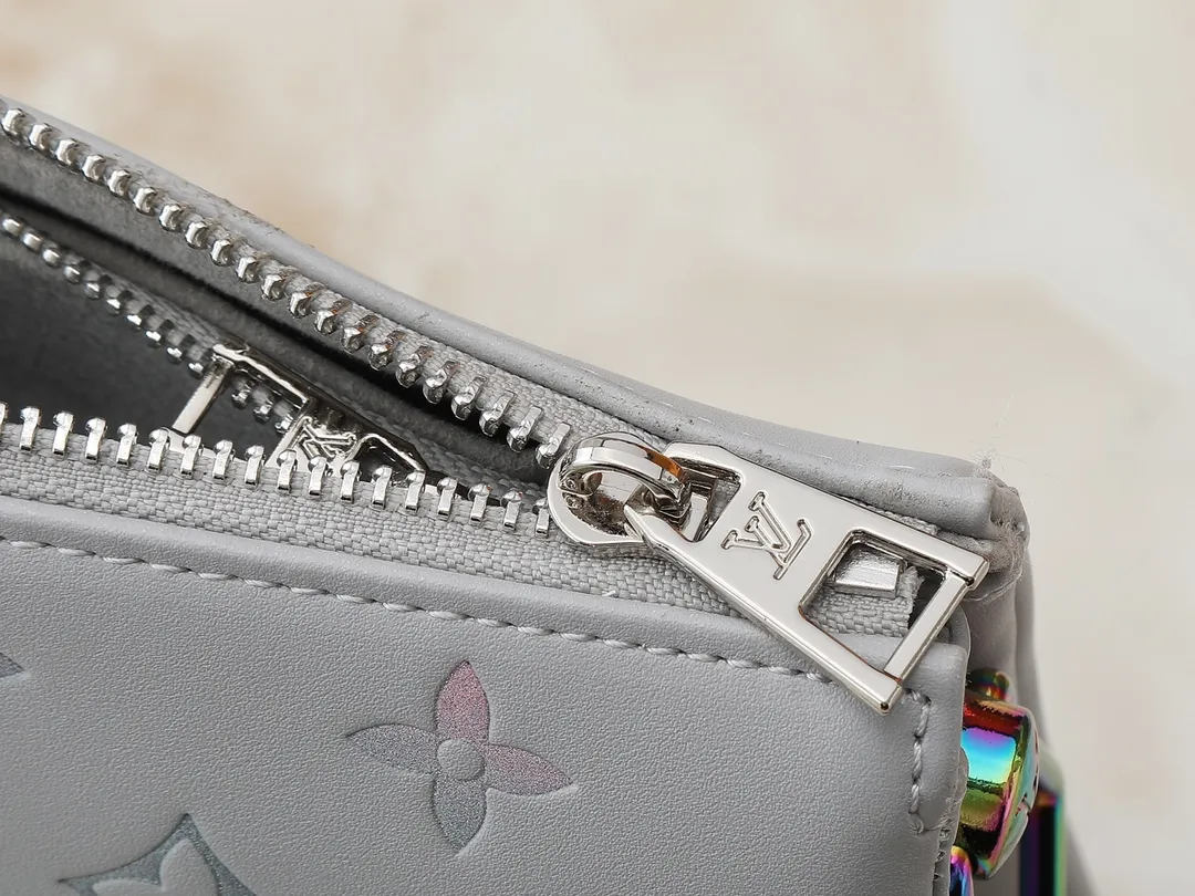 💰240💰Upgraded from the original M59598 M59389 M59396 M13233 M21259 M25218 M20770 M11401 This Coussin BB handbag is made of soft sheep leather with an embossed Monogram pattern. It has an inner compartment in a compact silhouette, making it an elegant choice for both day and night. Both the chunky chain and slim leather strap are removable, allowing for a variety of styling possibilities. Dimensions: 21.0 x 16.0 x 7.0 cm (length x height x width)