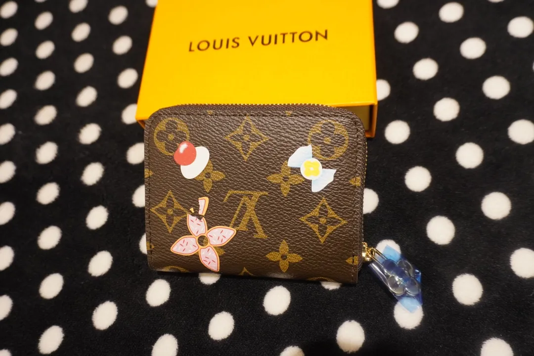 P130💰 60067, model number 12237 This LV Charms card holder is from the SnowShow series, incorporating the iconic Monogram canvas with smooth leather trim and festive patterns. The brand mascot Vivienne’s pet dog Petula lives in a corner, and Vivienne decorations and LV flowers complete the exquisite design. Dimensions 11x8x2