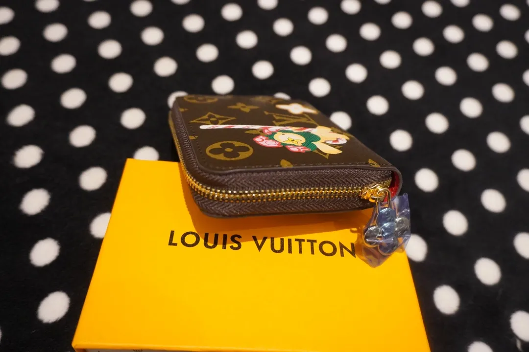 P130💰 60067, model number 12237 This LV Charms card holder is from the SnowShow series, incorporating the iconic Monogram canvas with smooth leather trim and festive patterns. The brand mascot Vivienne’s pet dog Petula lives in a corner, and Vivienne decorations and LV flowers complete the exquisite design. Dimensions 11x8x2