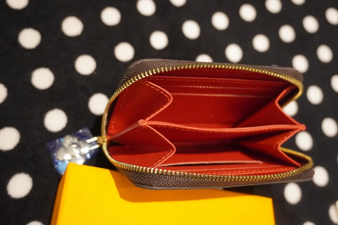 P130💰 60067, model number 12237 This LV Charms card holder is from the SnowShow series, incorporating the iconic Monogram canvas with smooth leather trim and festive patterns. The brand mascot Vivienne’s pet dog Petula lives in a corner, and Vivienne decorations and LV flowers complete the exquisite design. Dimensions 11x8x2