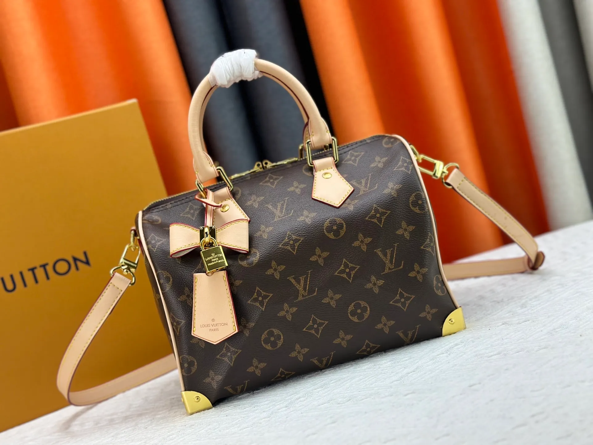 P300 Upgraded original M13805 M13257 M40390 LV Murakami Takashi co-branded NANOSPEEDY handbag This Nano Speedy handbag combines Monogram canvas and cow leather trim printing, with 33 colorful colors to interpret white, black and white tricolor. It has been launched in twelve sections and is very popular around the world and is loved by celebrities and celebrities. 25.0 x 19.0 x 15.0 cm