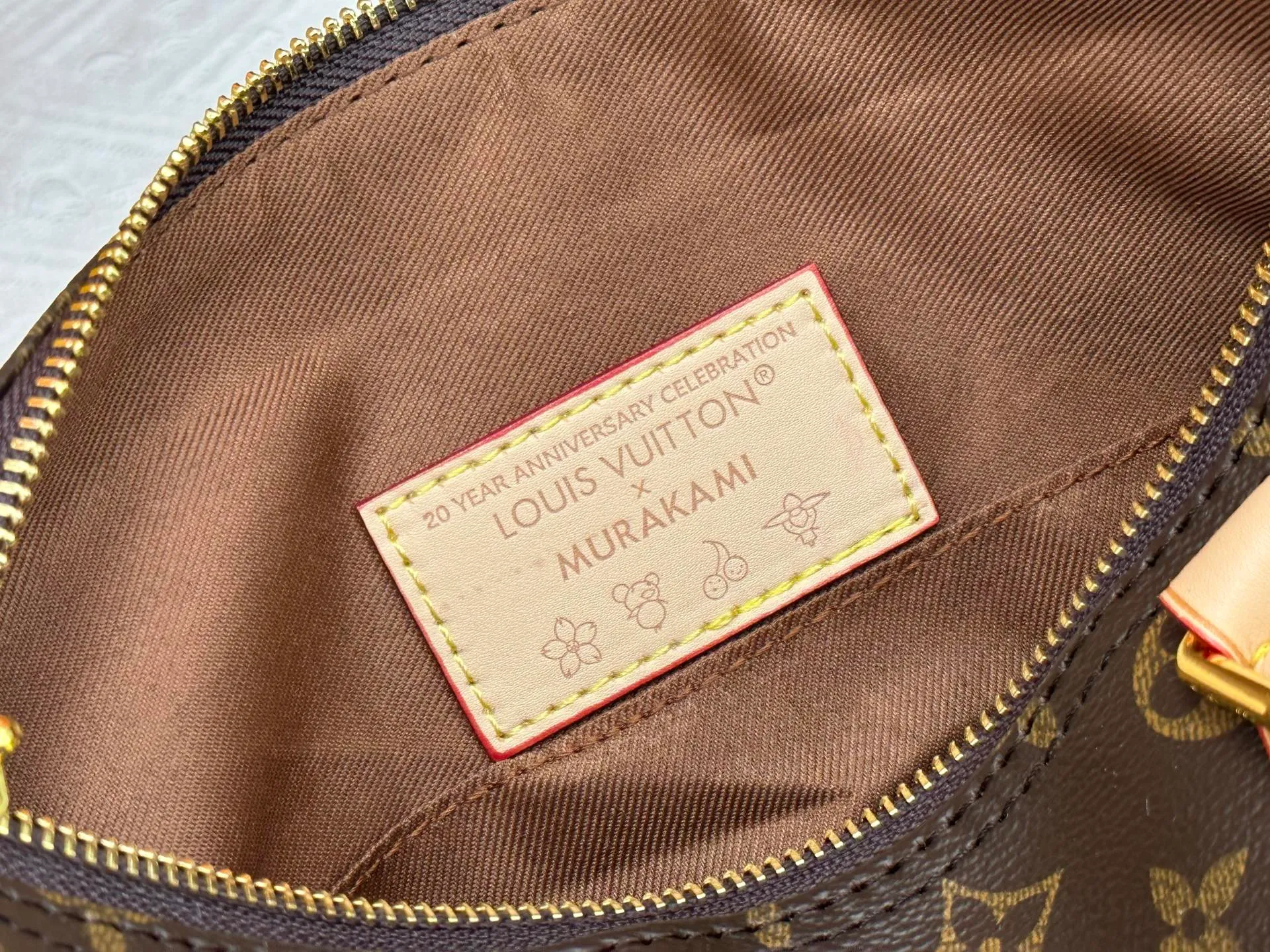 P300 Upgraded original M13805 M13257 M40390 LV Murakami Takashi co-branded NANOSPEEDY handbag This Nano Speedy handbag combines Monogram canvas and cow leather trim printing, with 33 colorful colors to interpret white, black and white tricolor. It has been launched in twelve sections and is very popular around the world and is loved by celebrities and celebrities. 25.0 x 19.0 x 15.0 cm