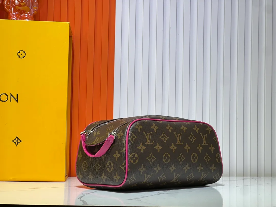 Batch 200💰Upgraded original M11482 M47528 M46354 M46696 N40127 M44494 This Dopp Kit toiletry bag is made of Monogram Eclipse canvas, bringing a restrained choice to Monogram lovers. Plenty of space to store travel essentials, double zippers for secure protection, and wide opening for easy access. 28.0 x 15.0 x 16.5 cm (length x height x width)