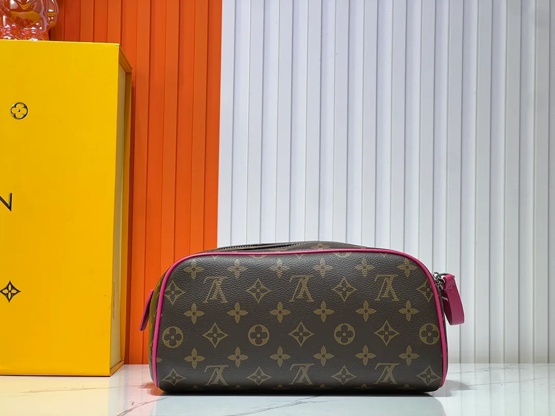 Batch 200💰Upgraded original M11482 M47528 M46354 M46696 N40127 M44494 This Dopp Kit toiletry bag is made of Monogram Eclipse canvas, bringing a restrained choice to Monogram lovers. Plenty of space to store travel essentials, double zippers for secure protection, and wide opening for easy access. 28.0 x 15.0 x 16.5 cm (length x height x width)