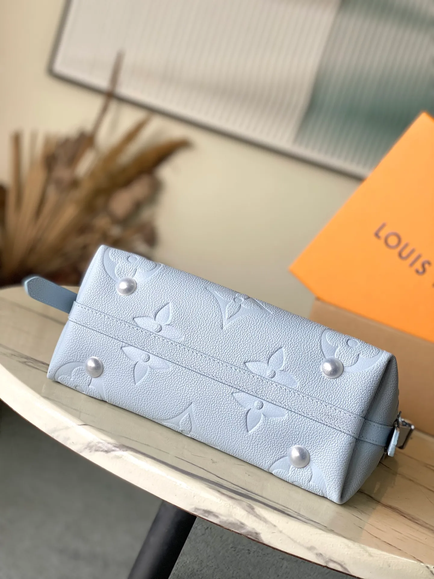 💰1300 (top layer leather) top original order M46673 This small CarryAll handbag is made of Monogram Empreinte leather, showing a bright style with a soft and close-fitting structure. Gradient watercolor-style V letters and Monogram flowers add colorful details, and the detachable and adjustable shoulder strap allows for comfortable shoulder carrying. Dimensions: 29.5 × 24 × 12 cm