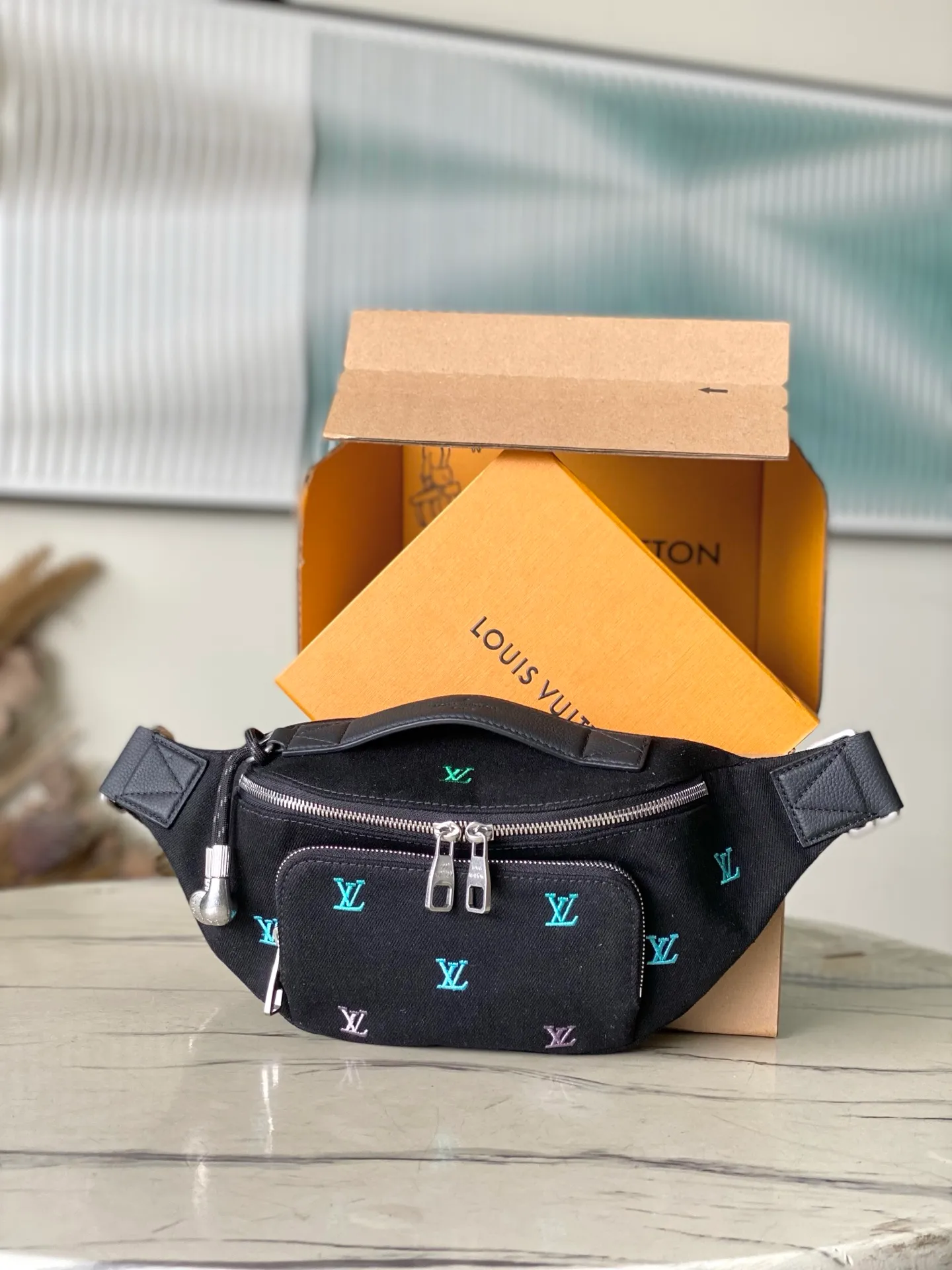 💰1400 (top layer leather) top original order M13961 gradient denim embroidered waist bag. It’s really good-looking. The design combines classic and modern elements, such as Monogram patterns and iconic logos. It has a variety of styles and can be matched with casual wear, formal wear, sportswear, etc. to enhance the overall style and fashion. Various ways of carrying it increase the flexibility of matching. Dimensions: 37x 14x 13cm (length x height x width)