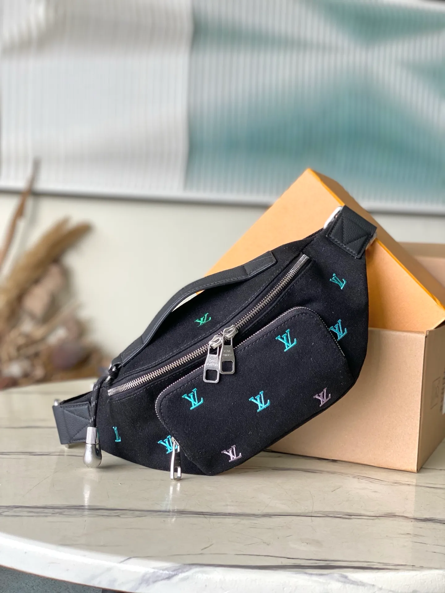 💰1400 (top layer leather) top original order M13961 gradient denim embroidered waist bag. It’s really good-looking. The design combines classic and modern elements, such as Monogram patterns and iconic logos. It has a variety of styles and can be matched with casual wear, formal wear, sportswear, etc. to enhance the overall style and fashion. Various ways of carrying it increase the flexibility of matching. Dimensions: 37x 14x 13cm (length x height x width)
