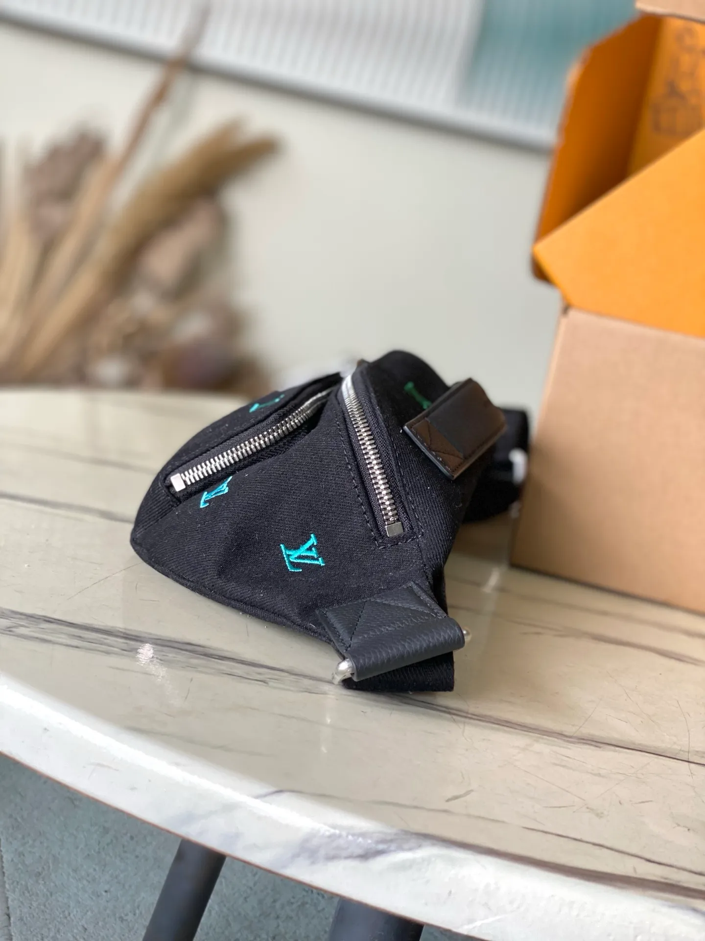 💰1400 (top layer leather) top original order M13961 gradient denim embroidered waist bag. It’s really good-looking. The design combines classic and modern elements, such as Monogram patterns and iconic logos. It has a variety of styles and can be matched with casual wear, formal wear, sportswear, etc. to enhance the overall style and fashion. Various ways of carrying it increase the flexibility of matching. Dimensions: 37x 14x 13cm (length x height x width)