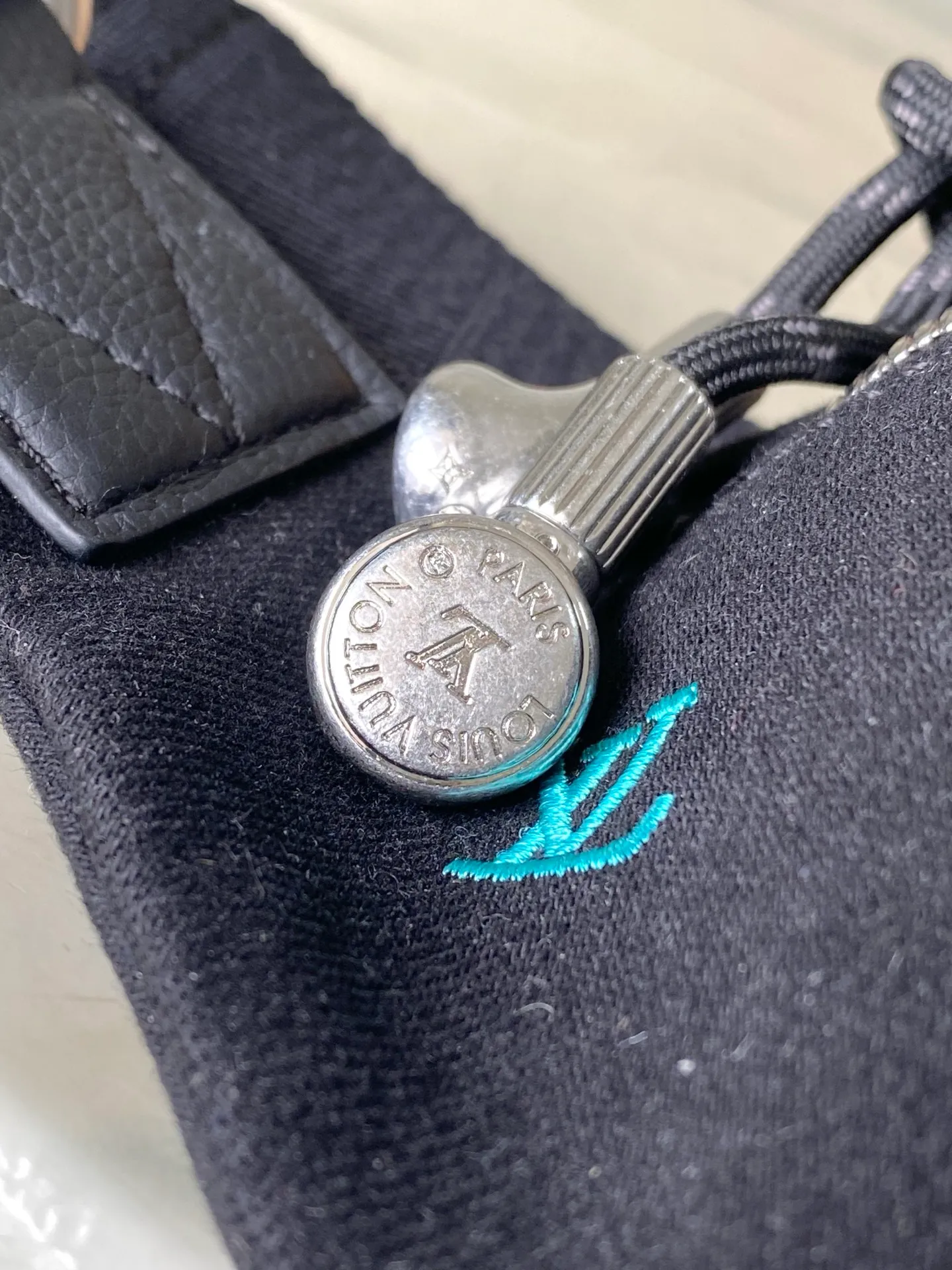 💰1400 (top layer leather) top original order M13961 gradient denim embroidered waist bag. It’s really good-looking. The design combines classic and modern elements, such as Monogram patterns and iconic logos. It has a variety of styles and can be matched with casual wear, formal wear, sportswear, etc. to enhance the overall style and fashion. Various ways of carrying it increase the flexibility of matching. Dimensions: 37x 14x 13cm (length x height x width)