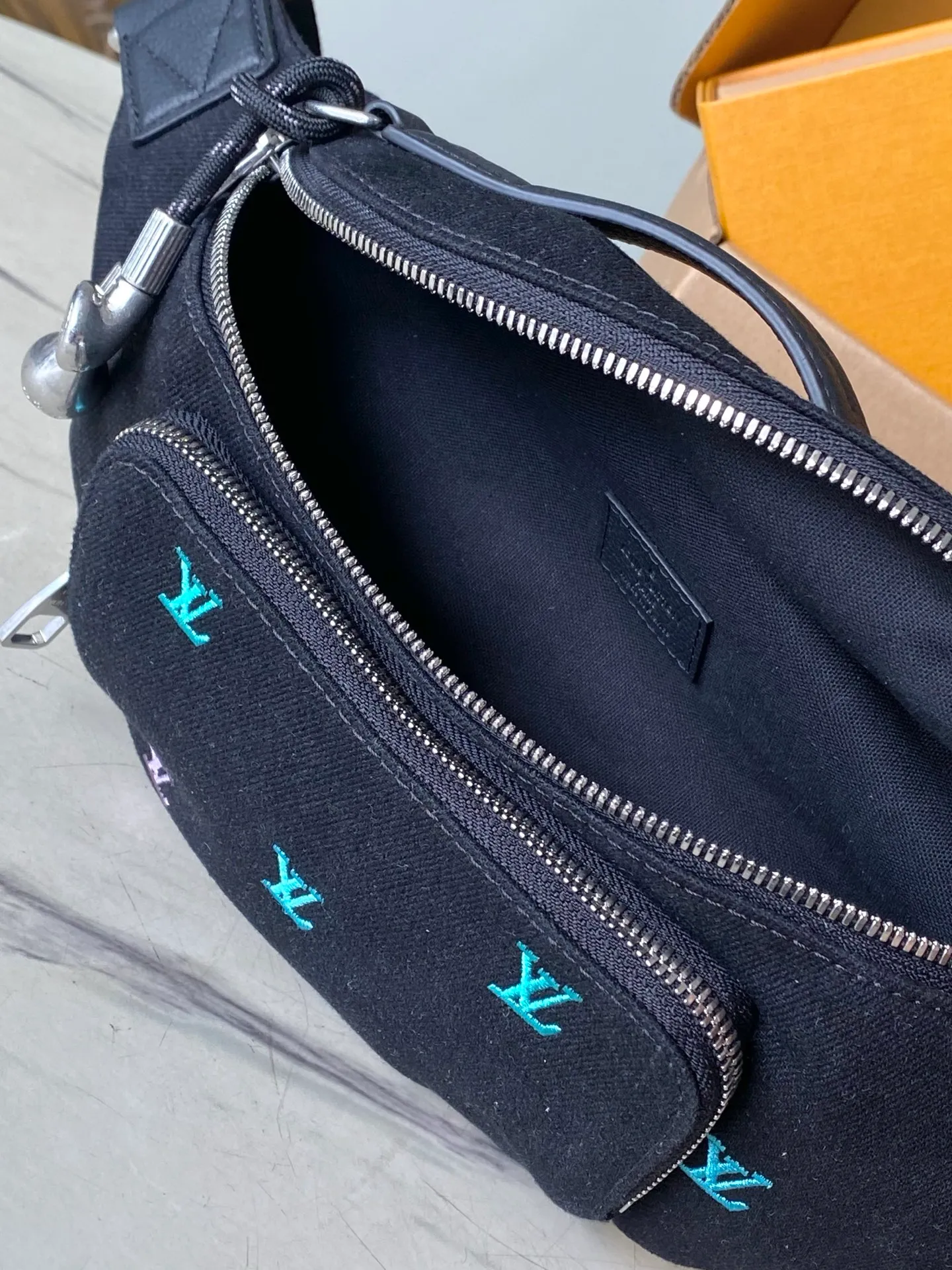 💰1400 (top layer leather) top original order M13961 gradient denim embroidered waist bag. It’s really good-looking. The design combines classic and modern elements, such as Monogram patterns and iconic logos. It has a variety of styles and can be matched with casual wear, formal wear, sportswear, etc. to enhance the overall style and fashion. Various ways of carrying it increase the flexibility of matching. Dimensions: 37x 14x 13cm (length x height x width)