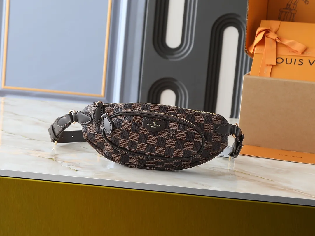 💰220💰Upgraded from the original N00230 M14806 M43644 This Keepit waist bag debuted at the 2025 spring and summer show. It is made of Damier Azur canvas and dazzling metal parts, and is equipped with an adjustable shoulder strap for flexible carrying. An exterior zippered compartment holds small essentials, and a front leather label embossed with the Louis Vuitton logo. Dimensions: 29.0 x 12.0 x 6.0 cm (length x height x width)