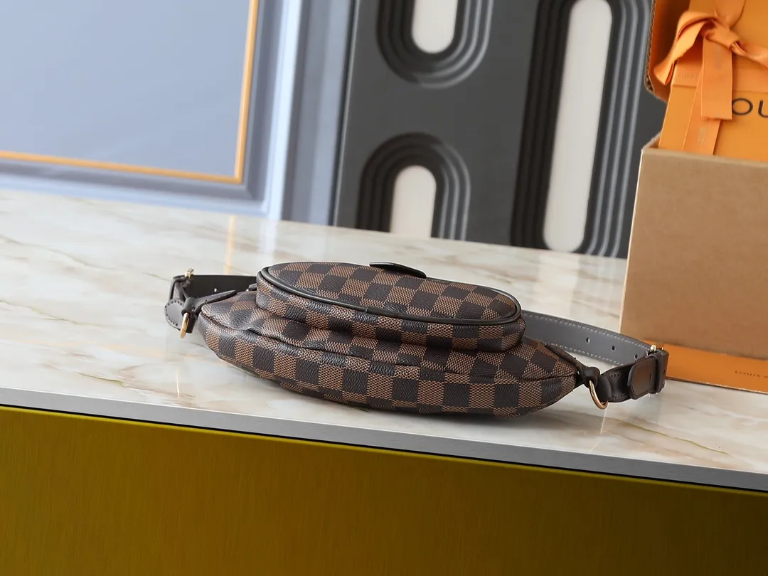 💰220💰Upgraded from the original N00230 M14806 M43644 This Keepit waist bag debuted at the 2025 spring and summer show. It is made of Damier Azur canvas and dazzling metal parts, and is equipped with an adjustable shoulder strap for flexible carrying. An exterior zippered compartment holds small essentials, and a front leather label embossed with the Louis Vuitton logo. Dimensions: 29.0 x 12.0 x 6.0 cm (length x height x width)