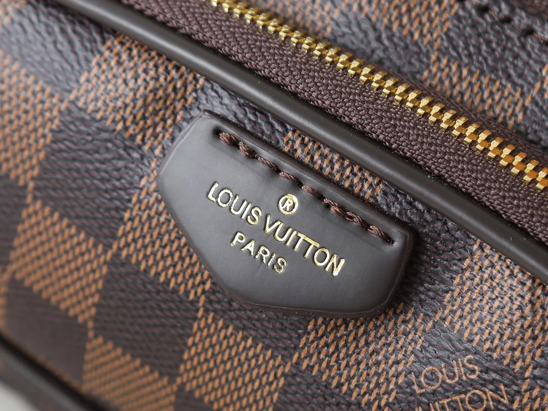 💰220💰Upgraded from the original N00230 M14806 M43644 This Keepit waist bag debuted at the 2025 spring and summer show. It is made of Damier Azur canvas and dazzling metal parts, and is equipped with an adjustable shoulder strap for flexible carrying. An exterior zippered compartment holds small essentials, and a front leather label embossed with the Louis Vuitton logo. Dimensions: 29.0 x 12.0 x 6.0 cm (length x height x width)