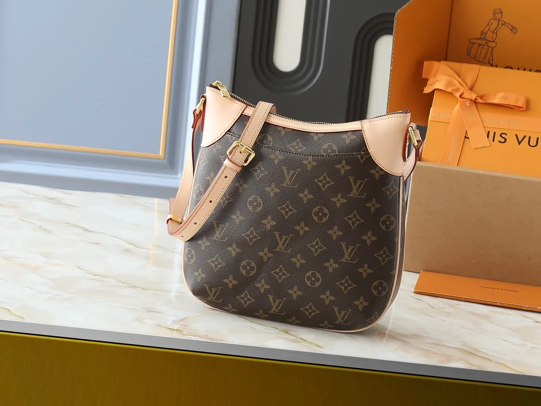 💰Large 130. Small 240💰Upgraded original M56389 M56390 ODÉON medium handbag, named after a culturally rich area in Paris. Stylish and modern, it can accommodate various valuables and is very convenient and practical. Size: large 31.5x33x5.5, small 26x29x7