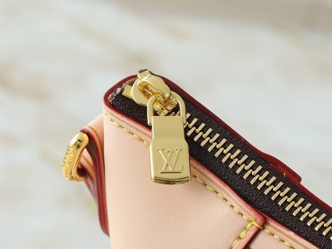 💰Large 130. Small 240💰Upgraded original M56389 M56390 ODÉON medium handbag, named after a culturally rich area in Paris. Stylish and modern, it can accommodate various valuables and is very convenient and practical. Size: large 31.5x33x5.5, small 26x29x7
