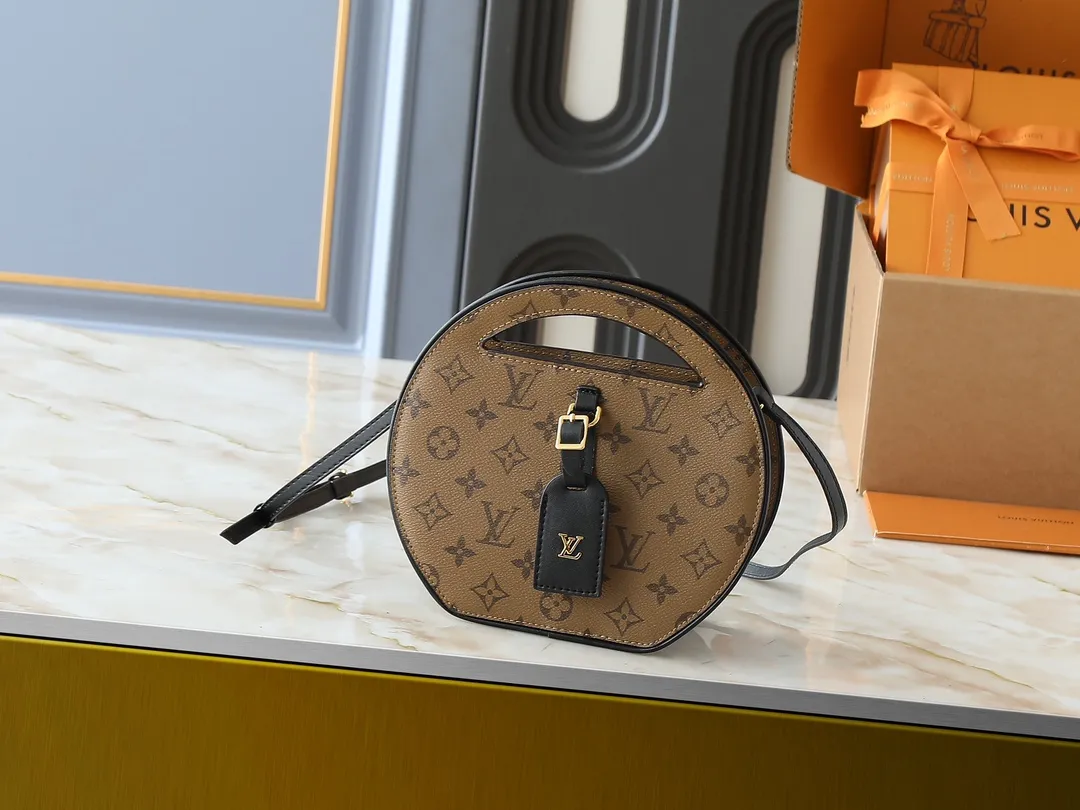 💰240💰Upgraded original M47117 presbyopia yellow flower This AROUND ME handbag, this Around Me handbag is made of Monogram coated canvas, interpreting the inspiration of the brand's LV Circle logo. The logo was created in the 1920s and is active in Louis Vuitton stores and advertising. This sleek handbag debuts on the 2024 spring and summer show, with an integrated handle creating a simple and elegant appearance. Exquisite configuration releases trendy style. 22.5×21×7cm