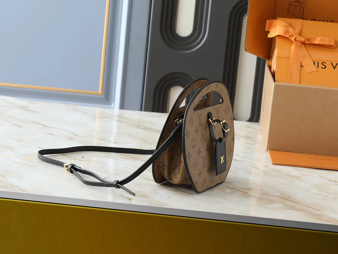 💰240💰Upgraded original M47117 presbyopia yellow flower This AROUND ME handbag, this Around Me handbag is made of Monogram coated canvas, interpreting the inspiration of the brand's LV Circle logo. The logo was created in the 1920s and is active in Louis Vuitton stores and advertising. This sleek handbag debuts on the 2024 spring and summer show, with an integrated handle creating a simple and elegant appearance. Exquisite configuration releases trendy style. 22.5×21×7cm