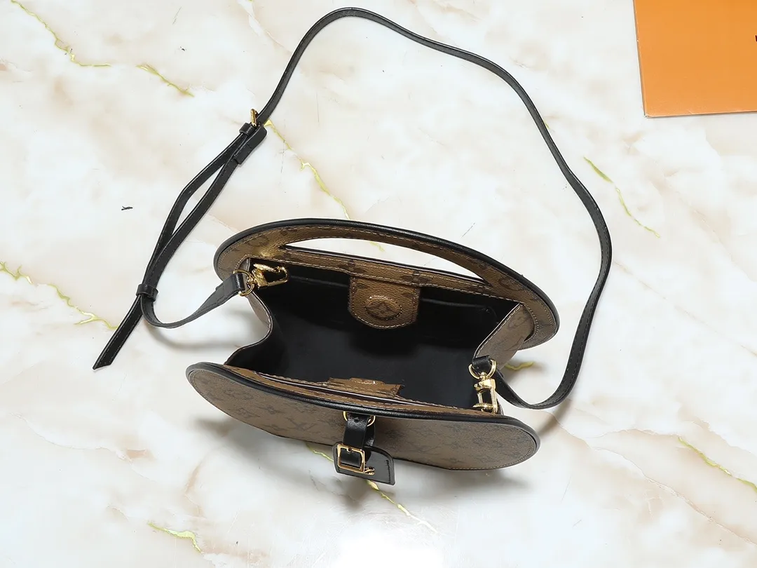 💰240💰Upgraded original M47117 presbyopia yellow flower This AROUND ME handbag, this Around Me handbag is made of Monogram coated canvas, interpreting the inspiration of the brand's LV Circle logo. The logo was created in the 1920s and is active in Louis Vuitton stores and advertising. This sleek handbag debuts on the 2024 spring and summer show, with an integrated handle creating a simple and elegant appearance. Exquisite configuration releases trendy style. 22.5×21×7cm