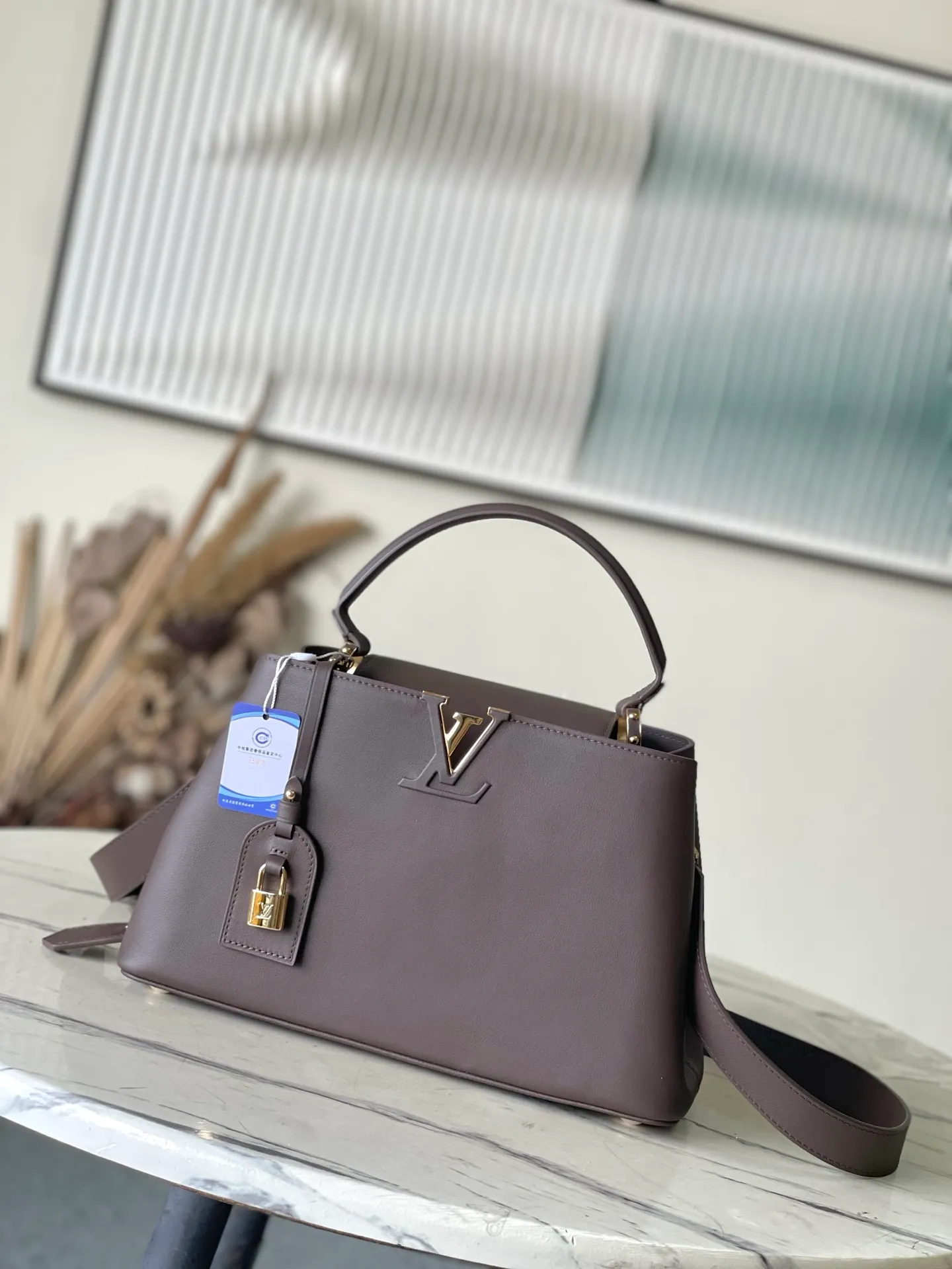 💰2600 "Special Grade Original Leather" M12927 This medium-sized Capucines Souple handbag gives the shiny cow leather a wrinkled effect, creating a visual contrast with the dazzling metal parts. The exquisite key bag continues the iconic touch, and the detachable flower-shaped double-plated chain shows off the Gothic style. Plenty of space to store daily necessities, and can be carried by hand or on the shoulder. Dimensions: 33 × 24 × 12 cm