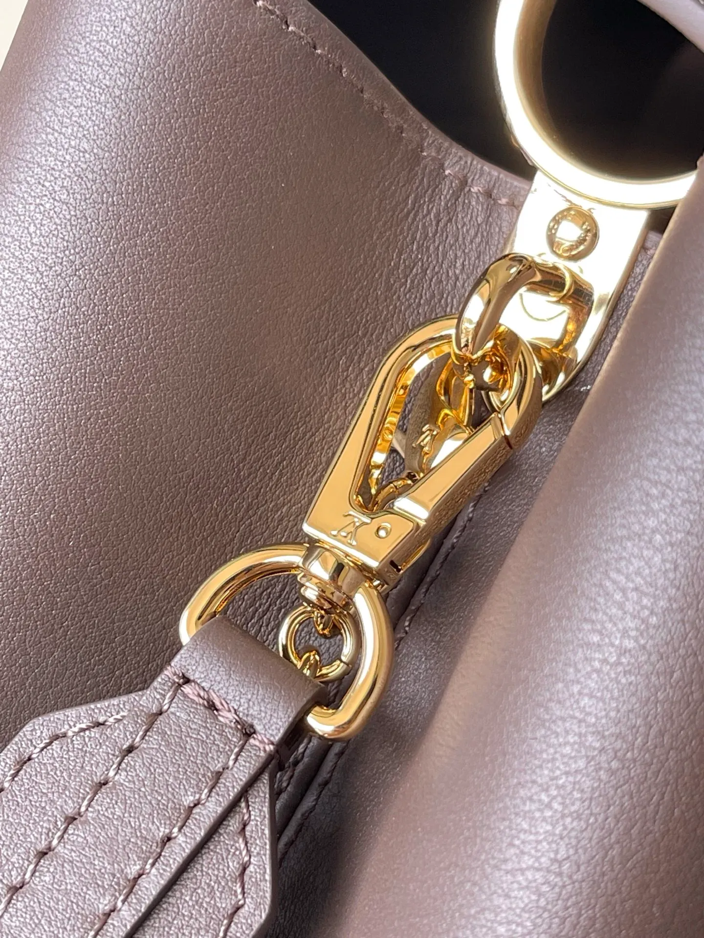💰2600 "Special Grade Original Leather" M12927 This medium-sized Capucines Souple handbag gives the shiny cow leather a wrinkled effect, creating a visual contrast with the dazzling metal parts. The exquisite key bag continues the iconic touch, and the detachable flower-shaped double-plated chain shows off the Gothic style. Plenty of space to store daily necessities, and can be carried by hand or on the shoulder. Dimensions: 33 × 24 × 12 cm