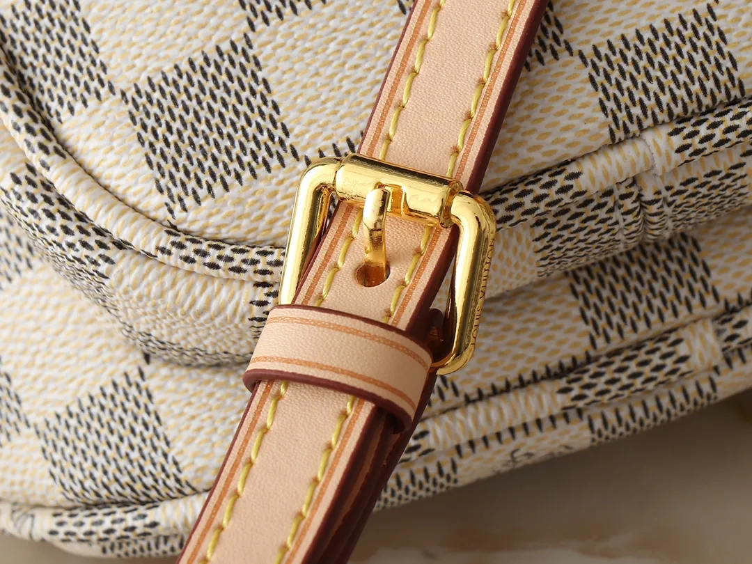💰220💰Upgraded from the original M46917 M82335 M83275 M82208 M82347 This Mini Bumbag handbag comes from the LV Gradient series and uses the Monogram embossing of Monogram Empreinte leather to render gradient midsummer colors. The on-trend construction features a zipped main compartment and a front pocket with a Louis Vuitton leather label. With the detachable chain and detachable and adjustable shoulder strap, it can be worn as a shoulder or cross-body bag. 17.0 x 12.0 x 9.5 cm (L x H x W) • Monogram Empreinte embossed soft-grained cowhide leather • Textile lining • Metal hardware • Zip closure • Zip front pocket • Shoulder strap: removable, adjustable • Half-length strap: 32.0 cm • Half-length strap adjustable to: 44.0 cm • Chain: Removable • Half-length chain: 20.0 cm