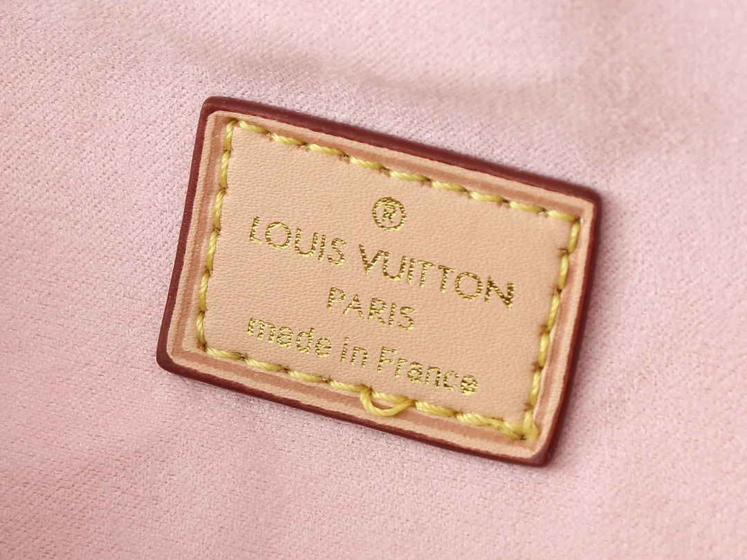 💰220💰Upgraded from the original M46917 M82335 M83275 M82208 M82347 This Mini Bumbag handbag comes from the LV Gradient series and uses the Monogram embossing of Monogram Empreinte leather to render gradient midsummer colors. The on-trend construction features a zipped main compartment and a front pocket with a Louis Vuitton leather label. With the detachable chain and detachable and adjustable shoulder strap, it can be worn as a shoulder or cross-body bag. 17.0 x 12.0 x 9.5 cm (L x H x W) • Monogram Empreinte embossed soft-grained cowhide leather • Textile lining • Metal hardware • Zip closure • Zip front pocket • Shoulder strap: removable, adjustable • Half-length strap: 32.0 cm • Half-length strap adjustable to: 44.0 cm • Chain: Removable • Half-length chain: 20.0 cm