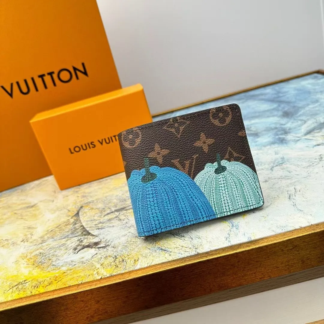 P120 M60895 This slim and practical LV x YK Slender wallet gives the new Louis Vuitton x Yayoi Kusama joint series a dazzling new look. The style is sewn with Monogram Eclipse Reverse canvas and printed with pumpkin patterns that are common in the works of Japanese art pioneer Yayoi Kusama, using bright colors to symbolize the warmth and optimism these works symbolize. The classic wallet is reinterpreted as a work of art, making it the perfect gift for art lovers. 11 x 8.5 x 2 cm (Length x Height x Width) Monogram Eclipse Reverse coated canvas with colorful pumpkin pattern cowhide trim and interior LV x YK logo 8 business card slots Compartment for banknotes