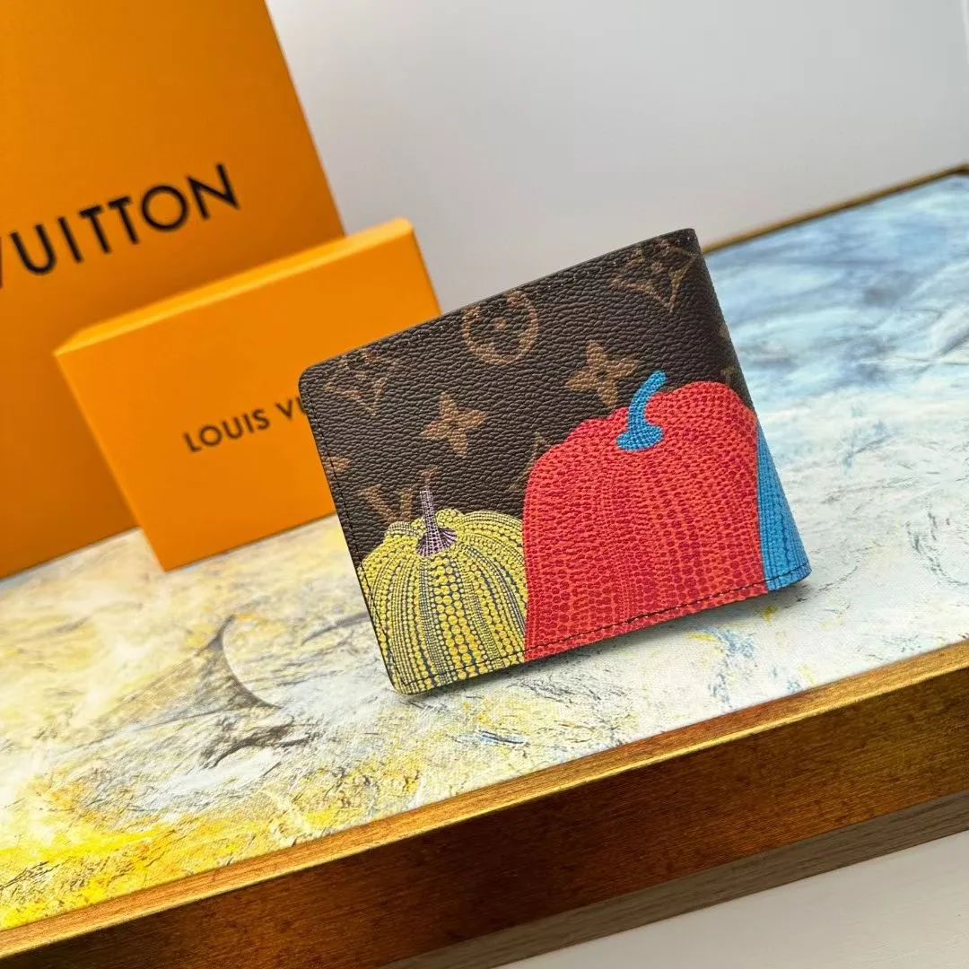 P120 M60895 This slim and practical LV x YK Slender wallet gives the new Louis Vuitton x Yayoi Kusama joint series a dazzling new look. The style is sewn with Monogram Eclipse Reverse canvas and printed with pumpkin patterns that are common in the works of Japanese art pioneer Yayoi Kusama, using bright colors to symbolize the warmth and optimism these works symbolize. The classic wallet is reinterpreted as a work of art, making it the perfect gift for art lovers. 11 x 8.5 x 2 cm (Length x Height x Width) Monogram Eclipse Reverse coated canvas with colorful pumpkin pattern cowhide trim and interior LV x YK logo 8 business card slots Compartment for banknotes