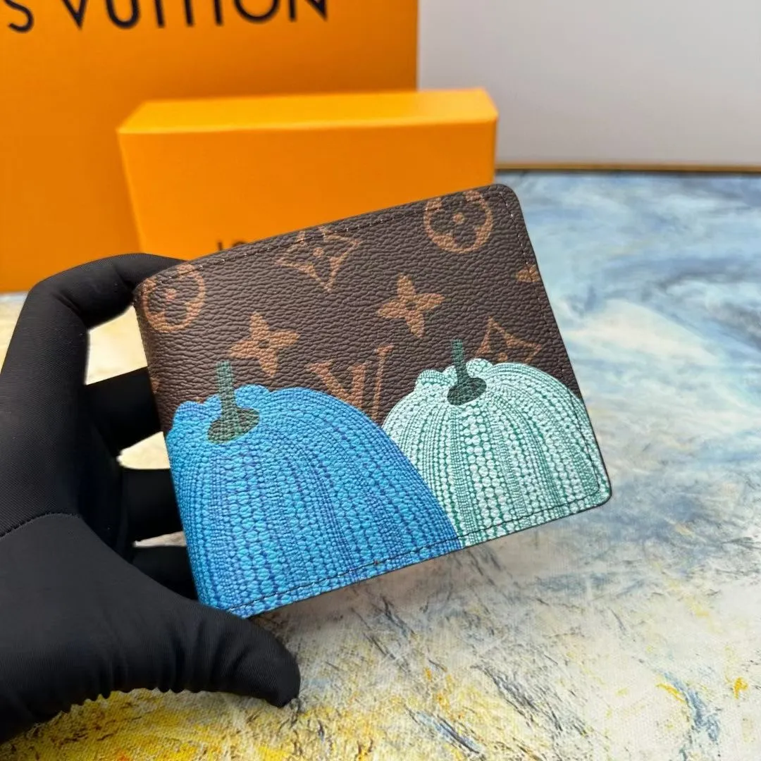P120 M60895 This slim and practical LV x YK Slender wallet gives the new Louis Vuitton x Yayoi Kusama joint series a dazzling new look. The style is sewn with Monogram Eclipse Reverse canvas and printed with pumpkin patterns that are common in the works of Japanese art pioneer Yayoi Kusama, using bright colors to symbolize the warmth and optimism these works symbolize. The classic wallet is reinterpreted as a work of art, making it the perfect gift for art lovers. 11 x 8.5 x 2 cm (Length x Height x Width) Monogram Eclipse Reverse coated canvas with colorful pumpkin pattern cowhide trim and interior LV x YK logo 8 business card slots Compartment for banknotes